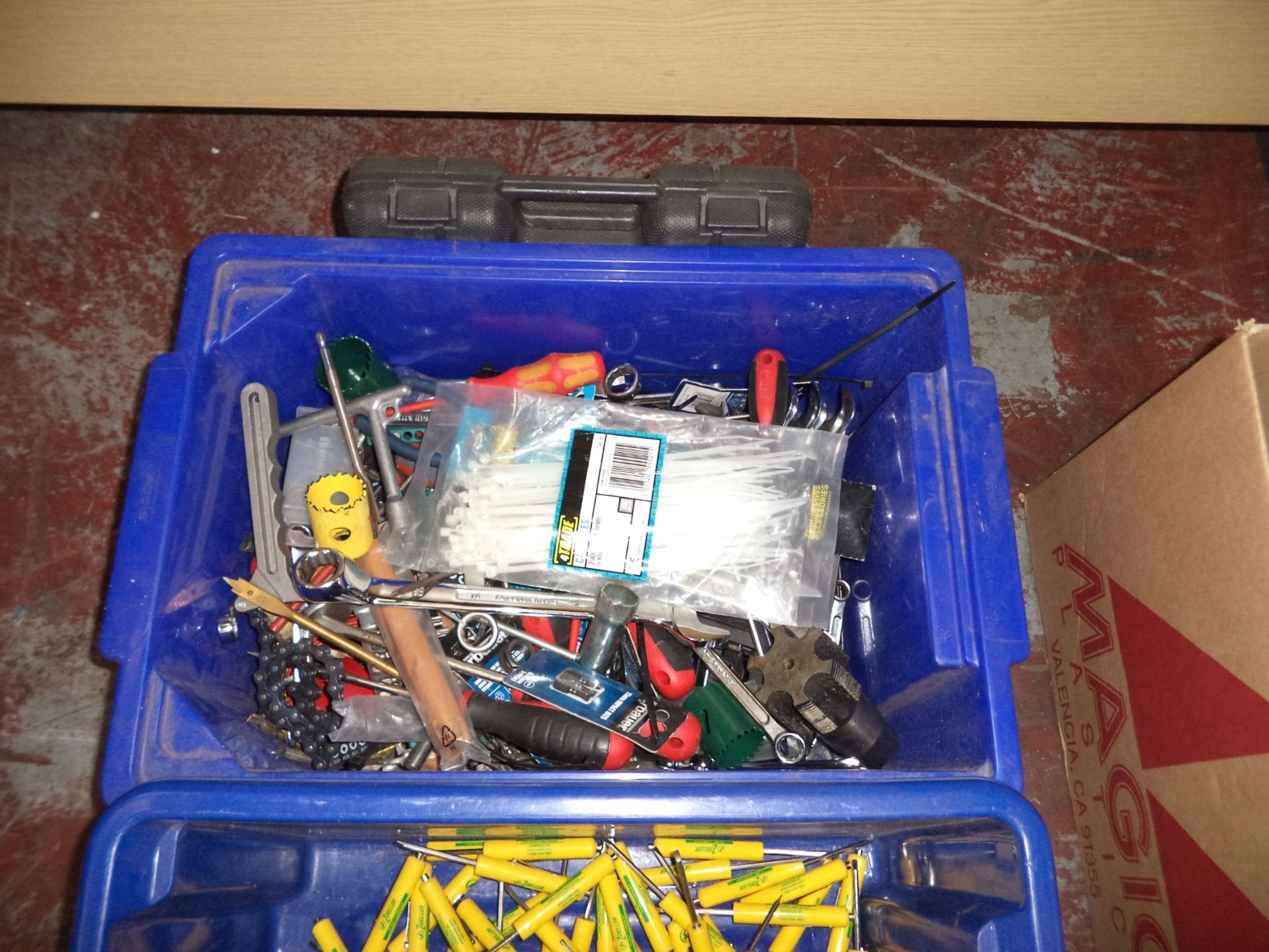 The contents of 4 crates of assorted fixings, magnetic screwdrivers, hand tools & more IMPORTANT: - Image 4 of 4