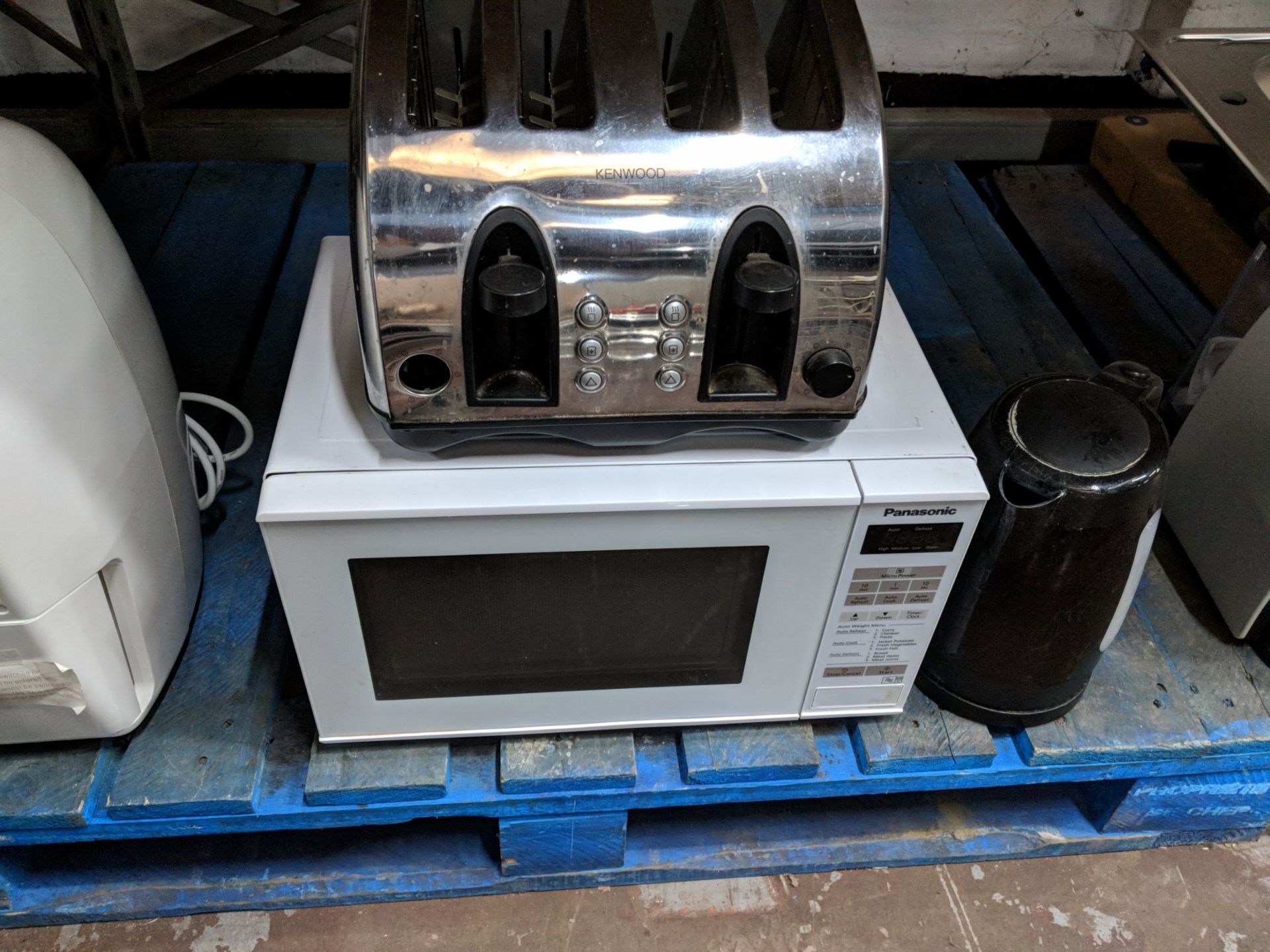 Mixed appliance lot comprising dehumidifier, microwave, 4 slice toaster & cordless kettle IMPORTANT: - Image 4 of 7