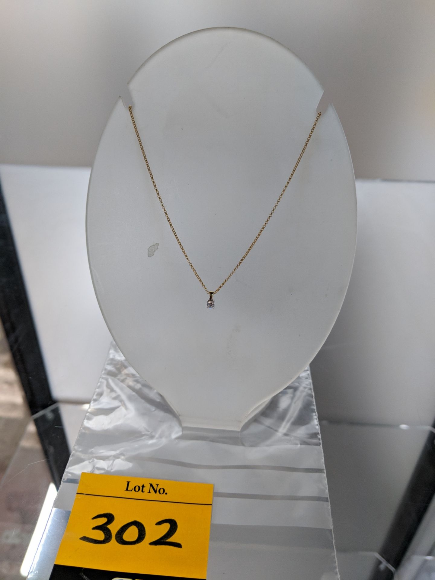 Pendant & chain set consisting of yellow metal chain & diamond like round stone set in white metal - - Image 2 of 5