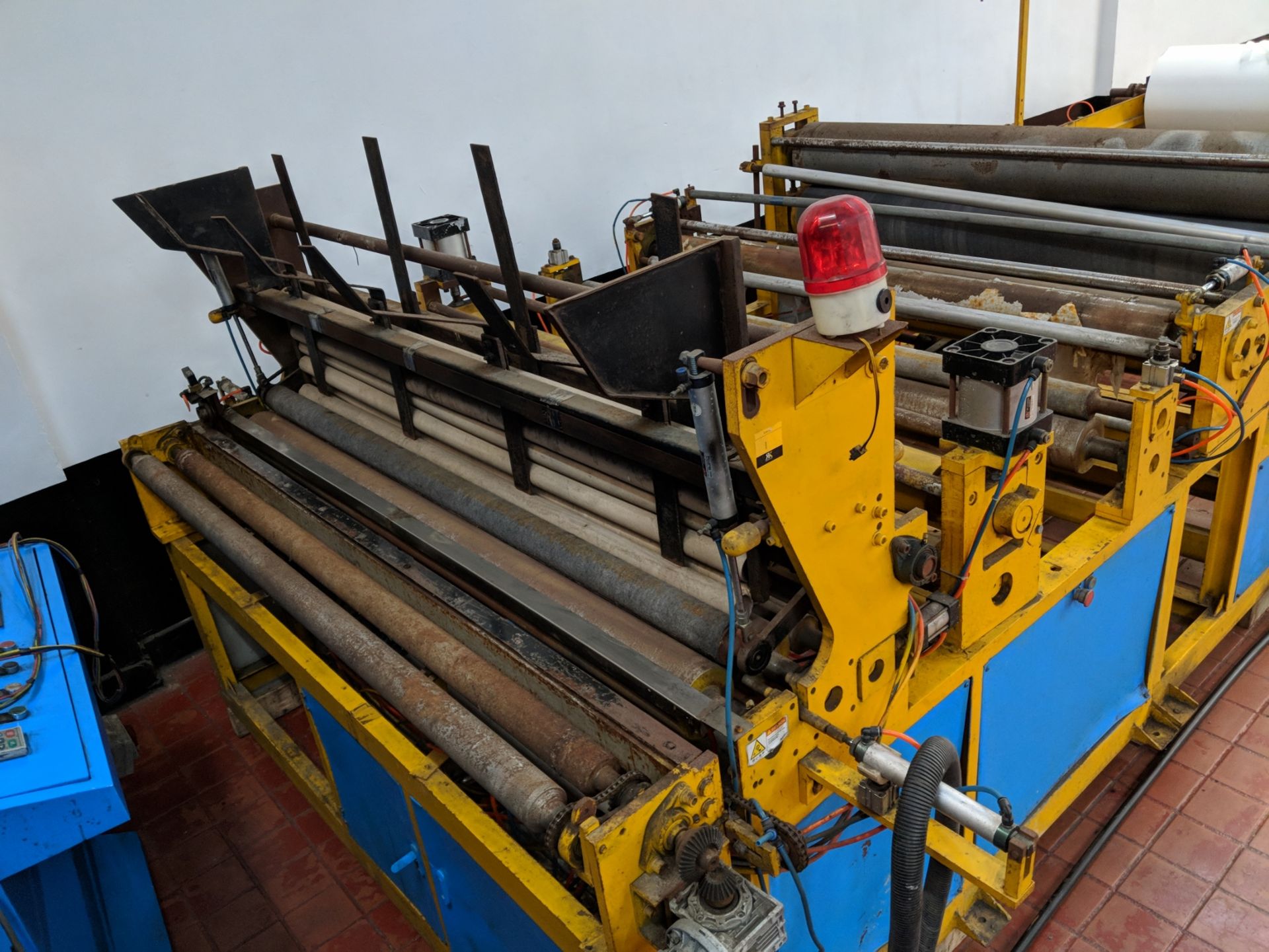 Large toilet tissue manufacturing machine comprising several modular components which as pictured - Image 6 of 19