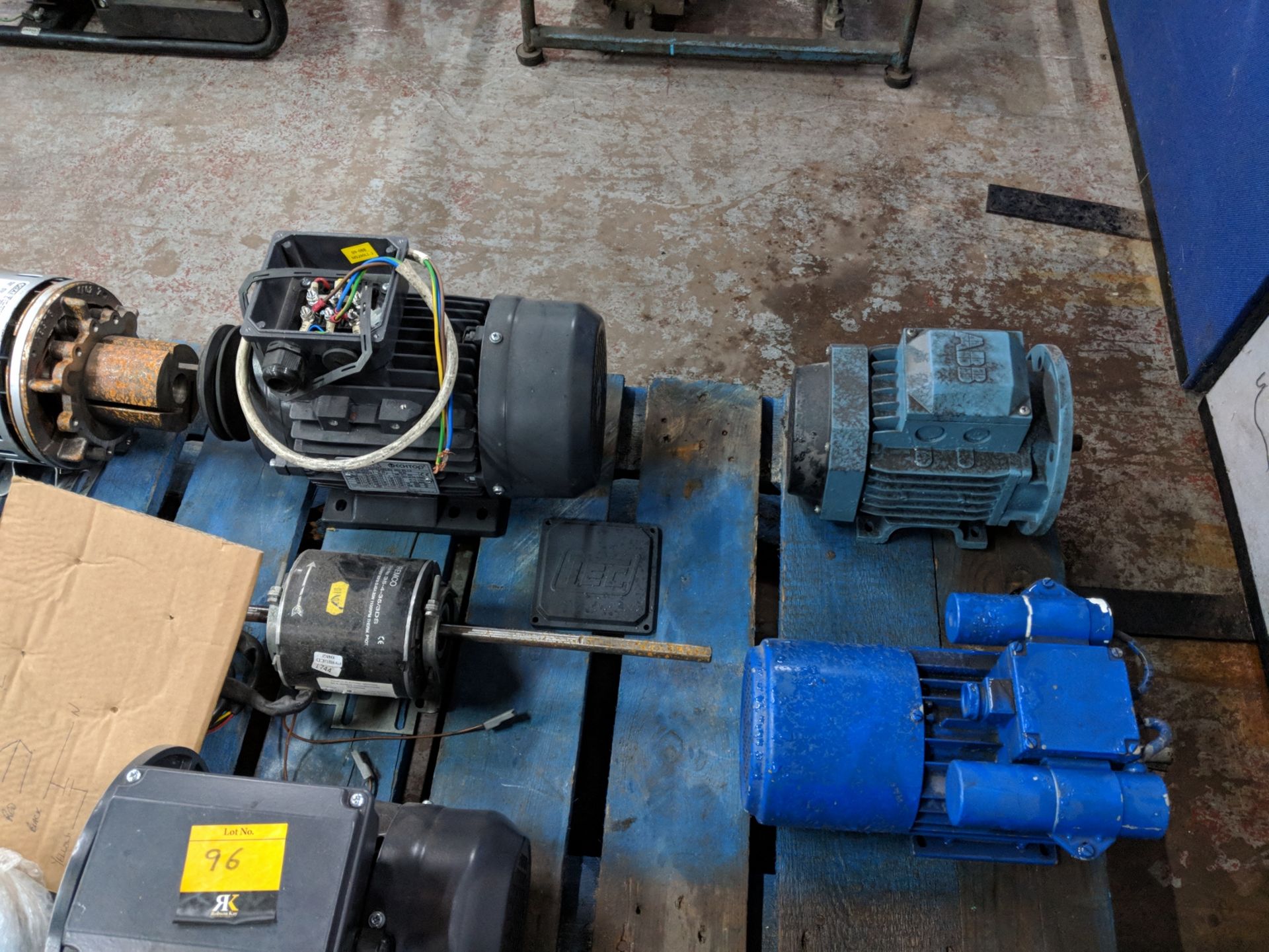 The contents of a pallet of assorted industrial motors Lots 96 - 155 consist of the total assets - Image 6 of 8