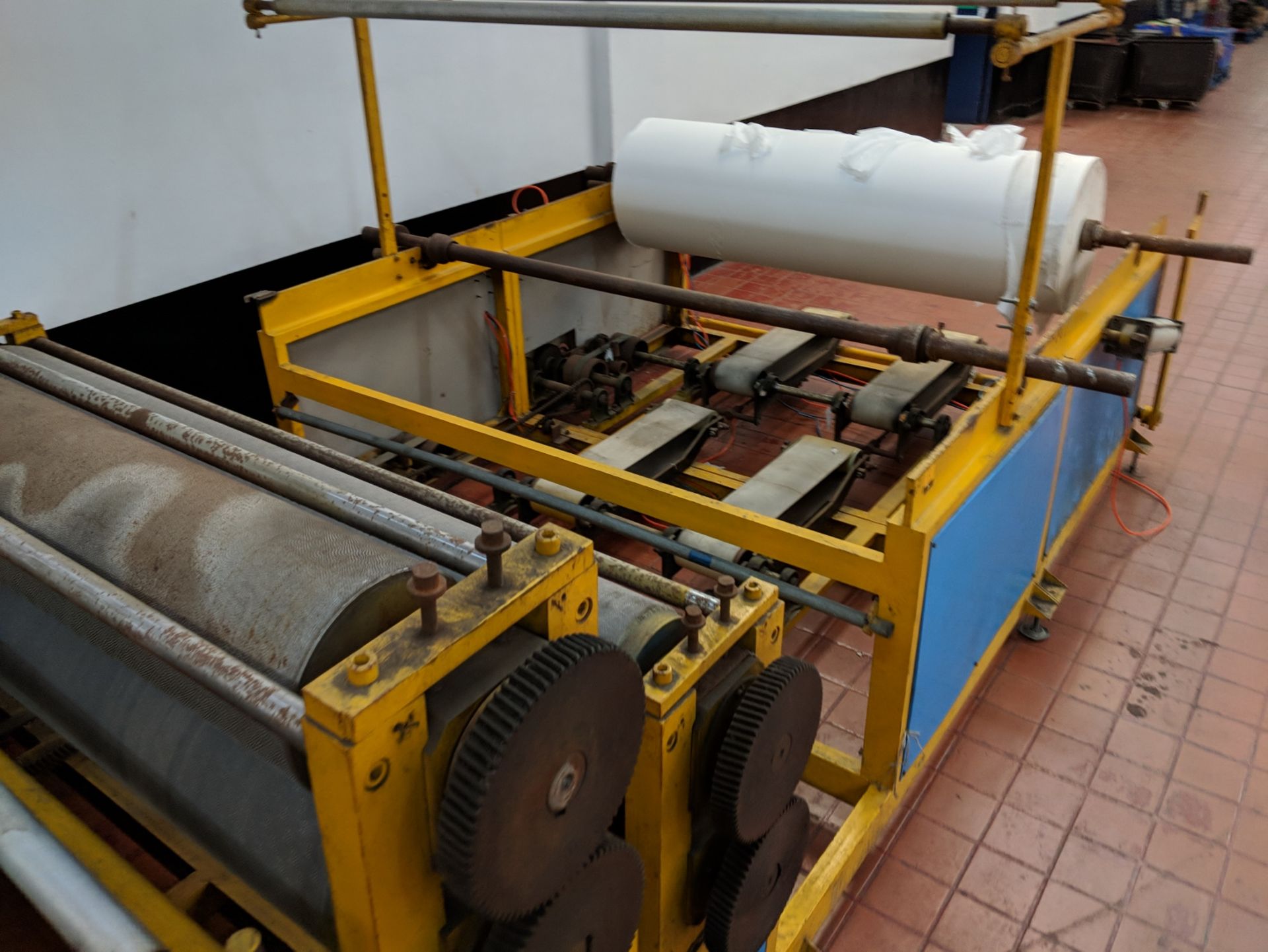 Large toilet tissue manufacturing machine comprising several modular components which as pictured - Image 9 of 19