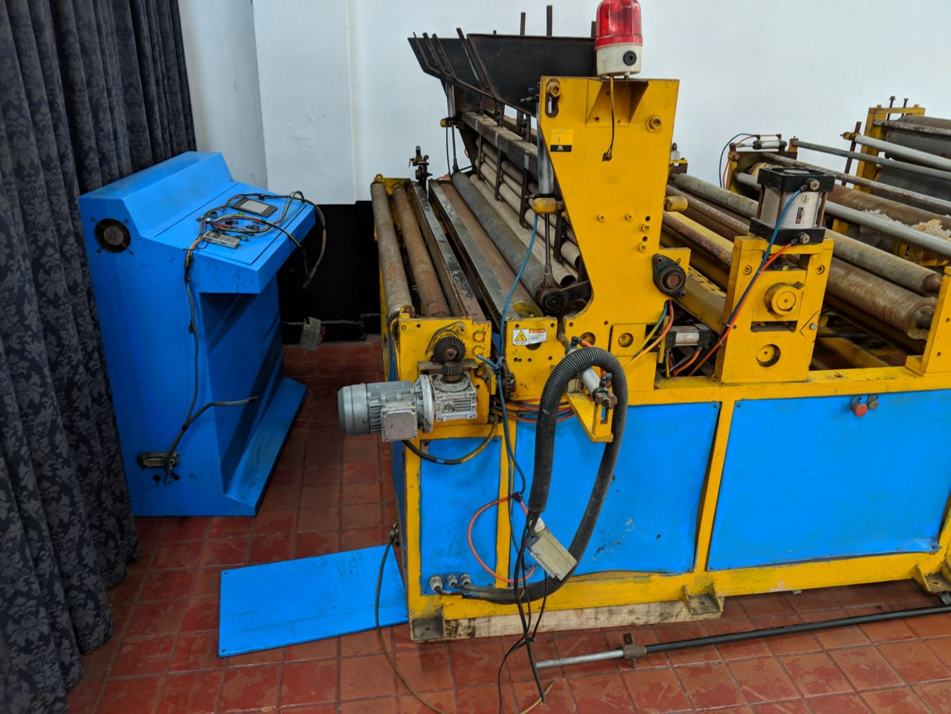 Large toilet tissue manufacturing machine comprising several modular components which as pictured - Image 4 of 19