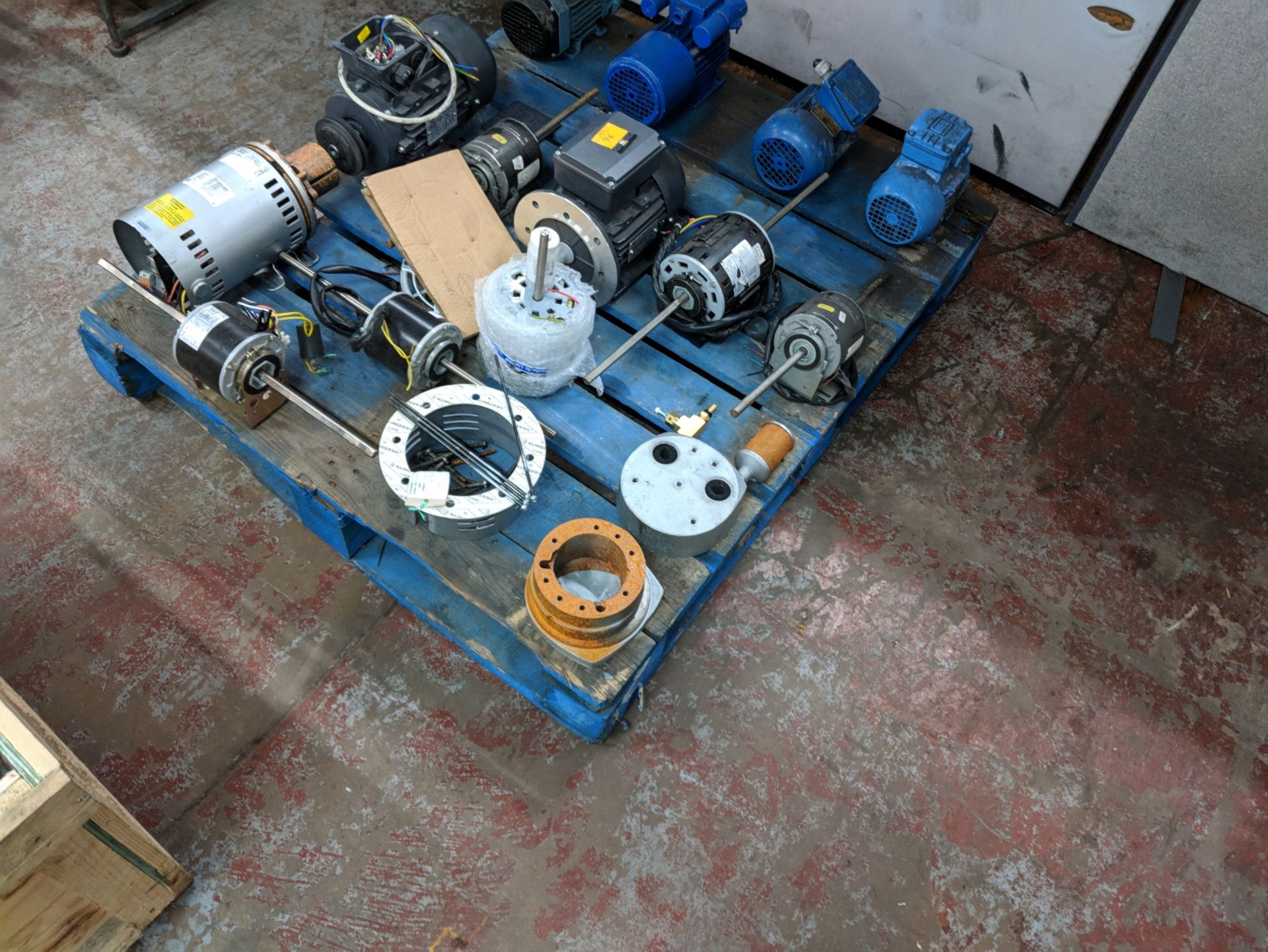 The contents of a pallet of assorted industrial motors Lots 96 - 155 consist of the total assets - Image 8 of 8