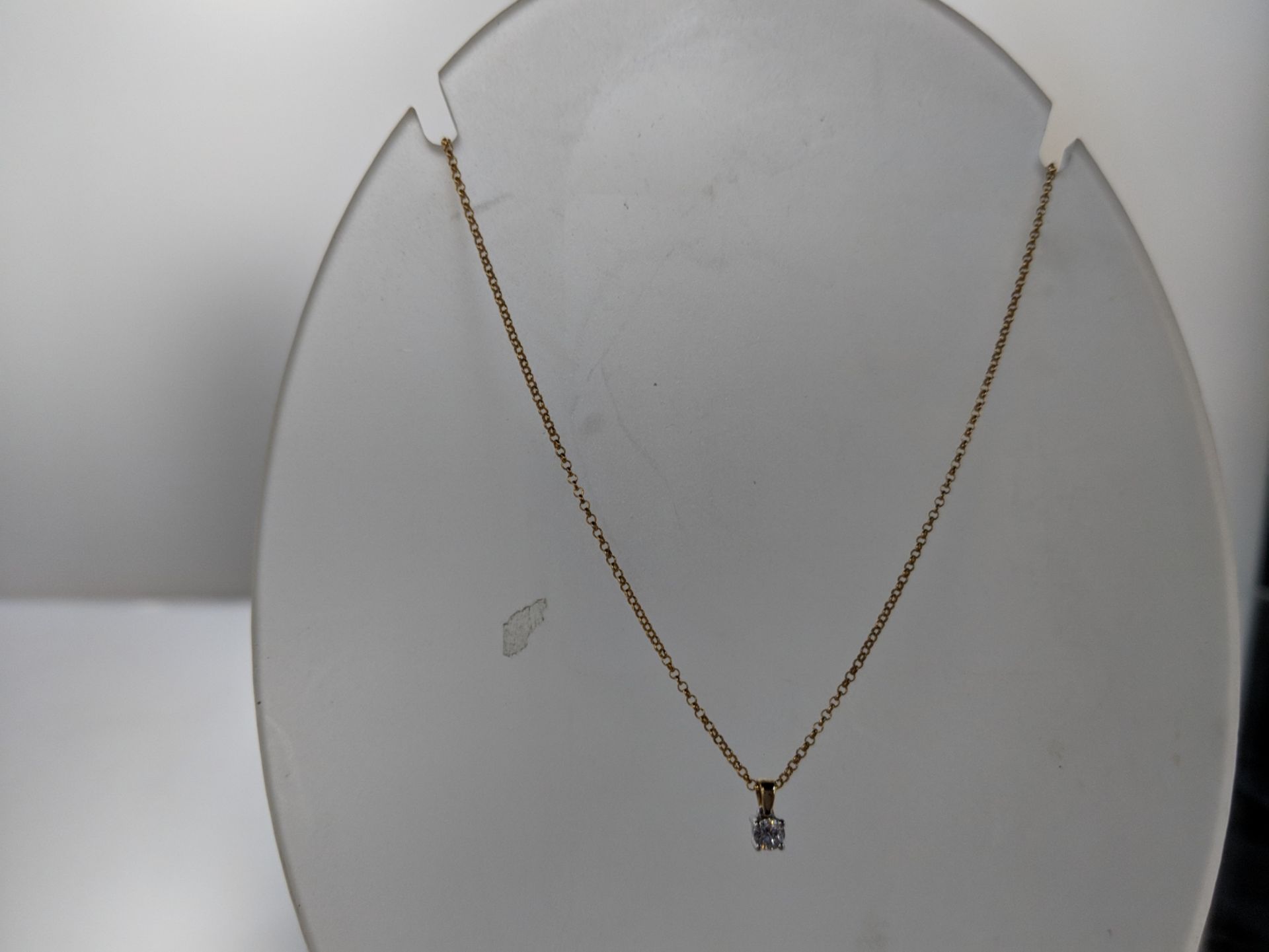 Pendant & chain set consisting of yellow metal chain & diamond like round stone set in white metal - - Image 4 of 5