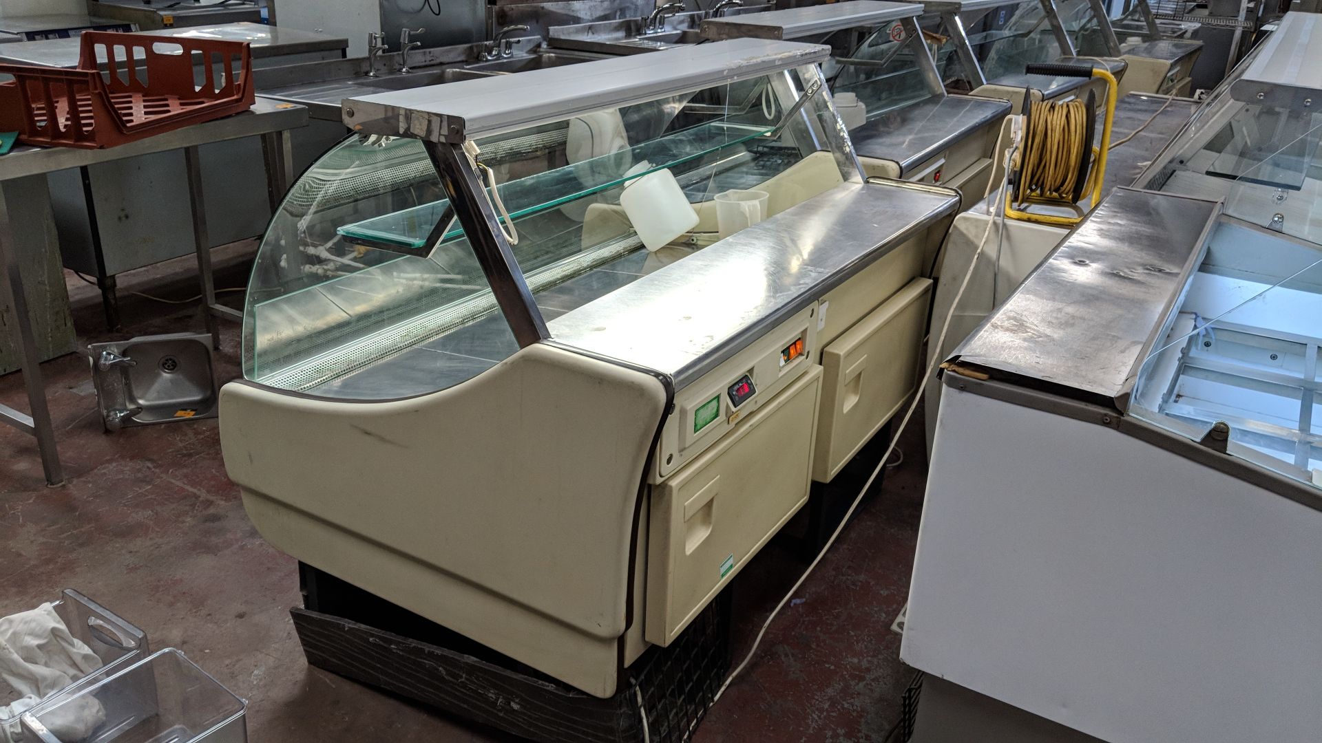 Trimco refrigerated serve over counter circa 1.5m long NB. One of the glass side panels is damaged - Bild 2 aus 8