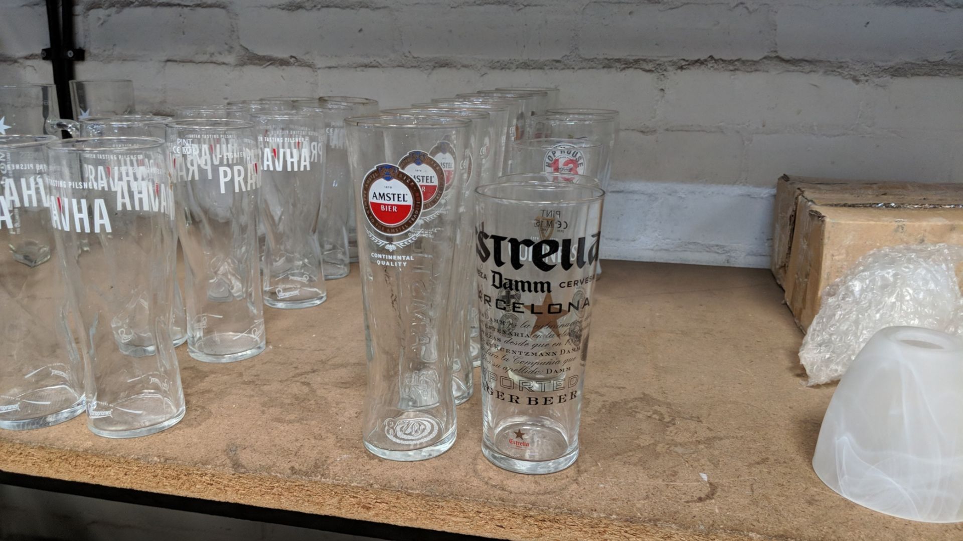 Quantity of beer glasses and similar plus small quantity of glass shades IMPORTANT: Please - Image 4 of 6