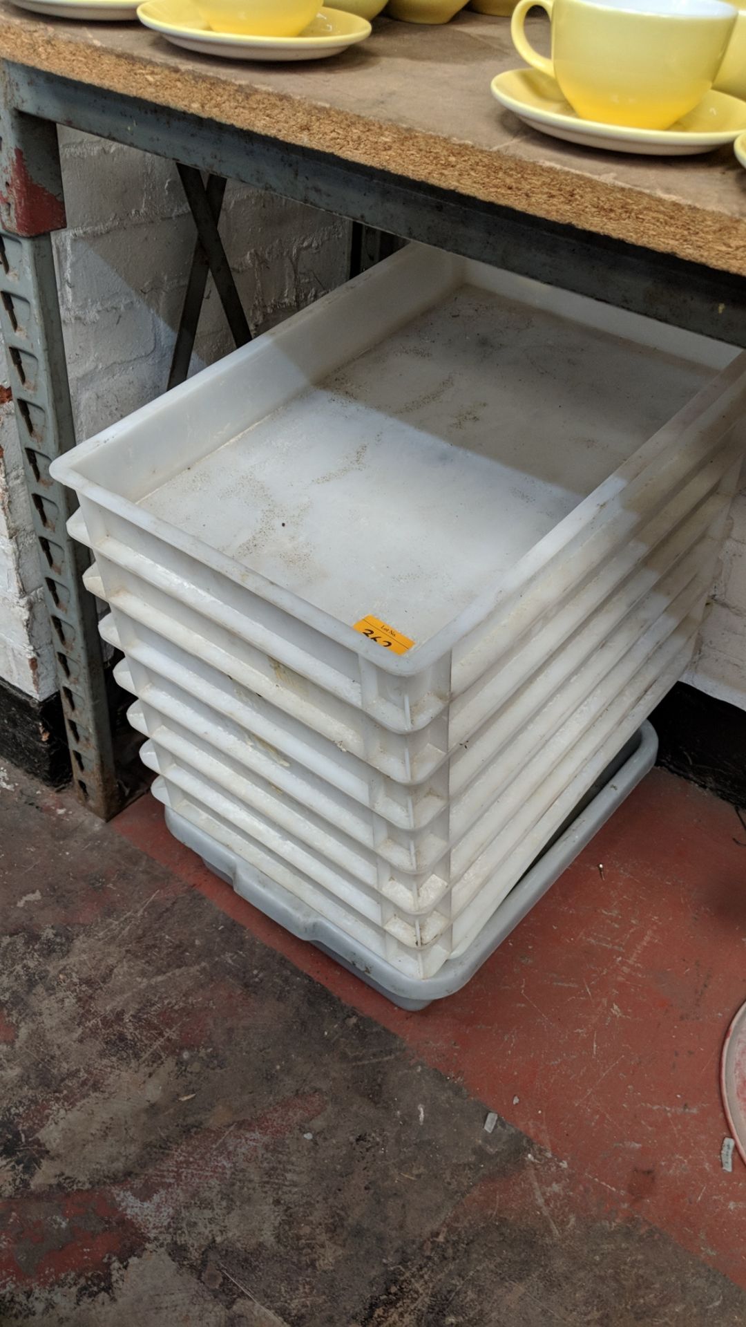 Stack of plastic trays plus triple lighting unit IMPORTANT: Please remember goods successfully bid - Image 4 of 5