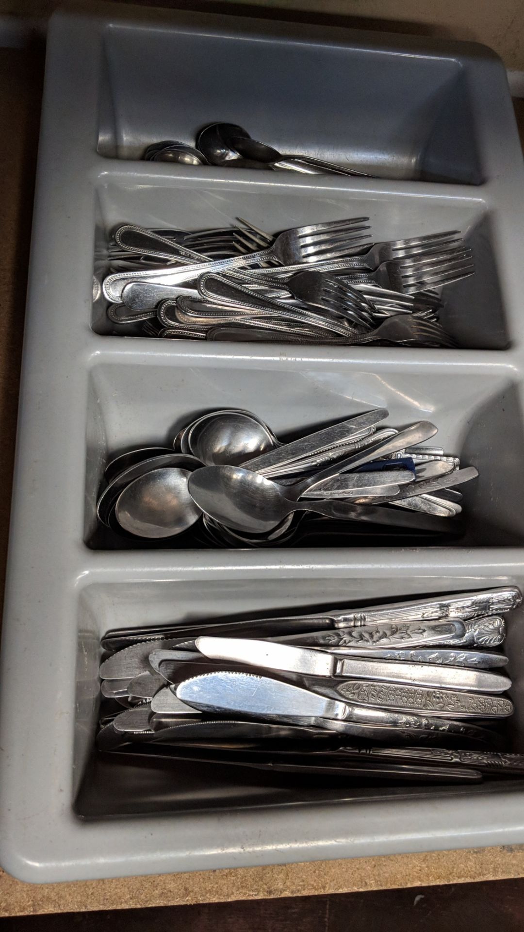 3 cutlery trays and their contents containing a wide variety of cutlery IMPORTANT: Please remember - Image 3 of 4