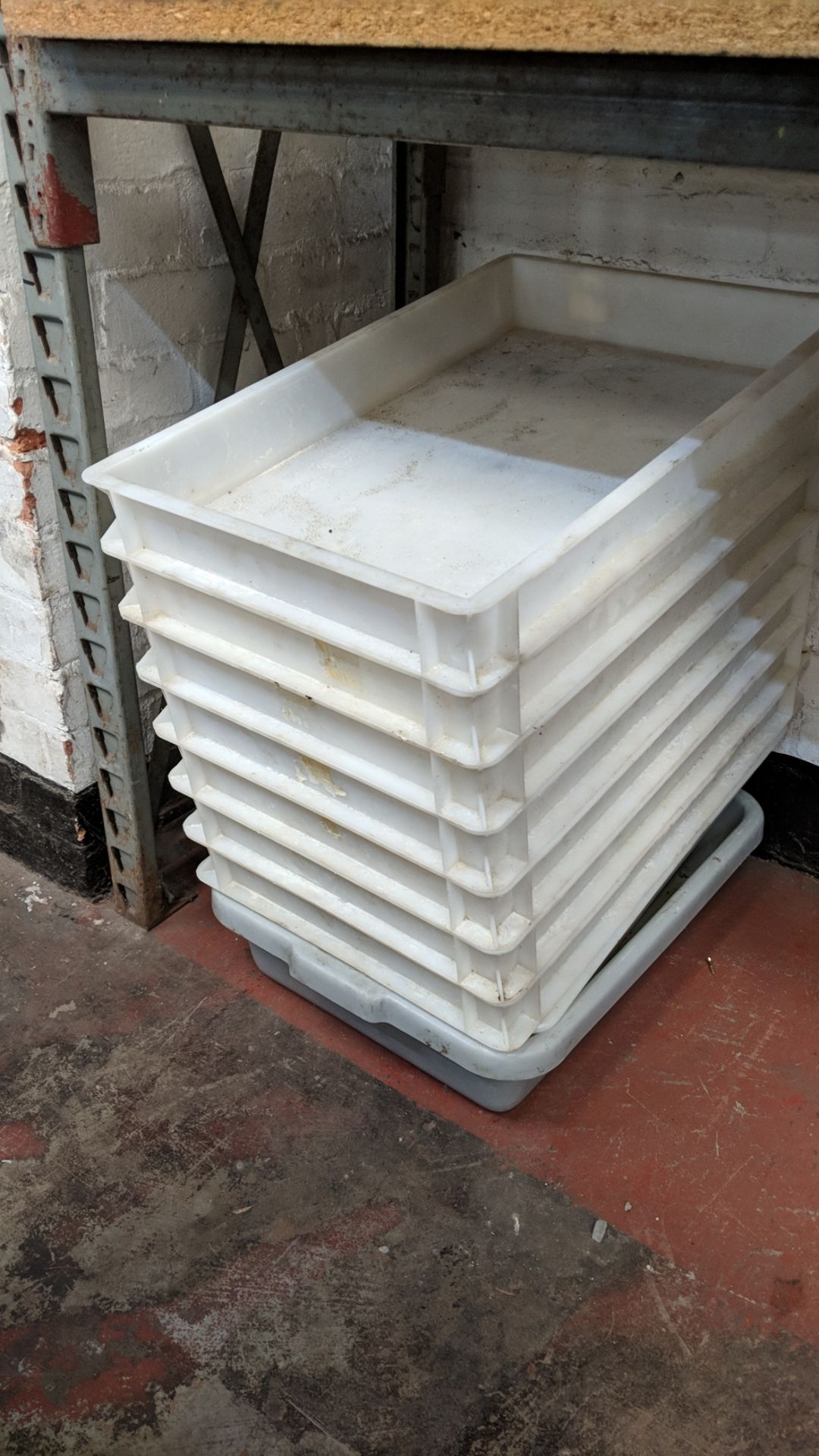 Stack of plastic trays plus triple lighting unit IMPORTANT: Please remember goods successfully bid - Image 5 of 5
