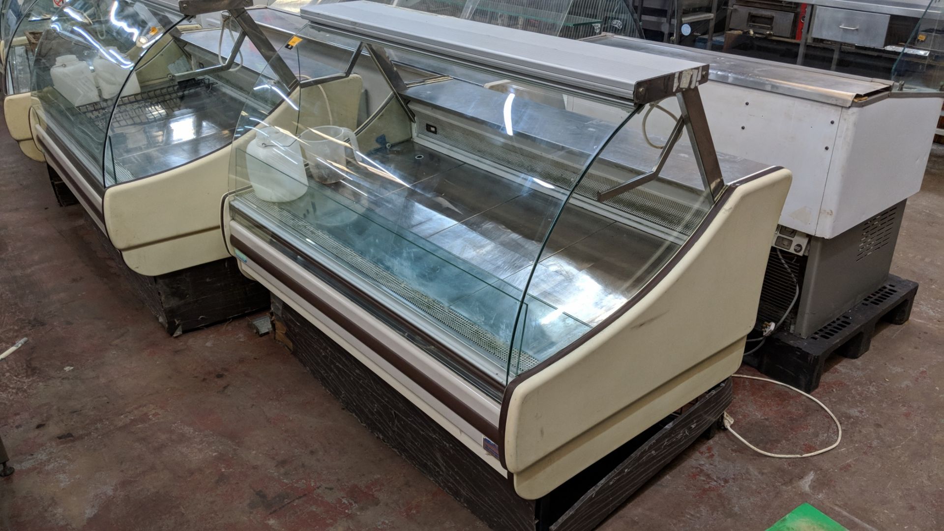 Trimco refrigerated serve over counter circa 1.5m long NB. One of the glass side panels is damaged - Bild 4 aus 8