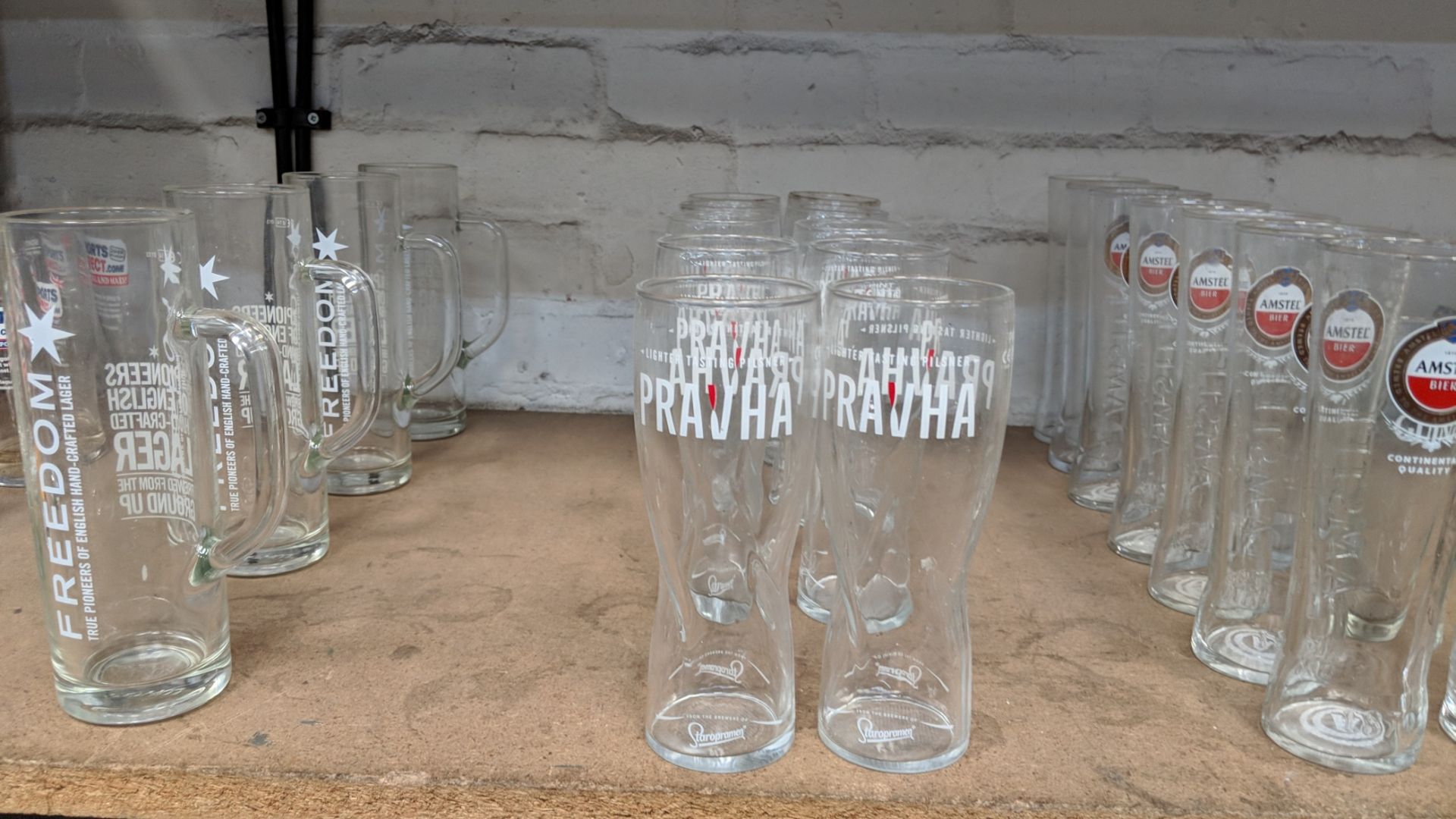 Quantity of beer glasses and similar plus small quantity of glass shades IMPORTANT: Please - Image 3 of 6