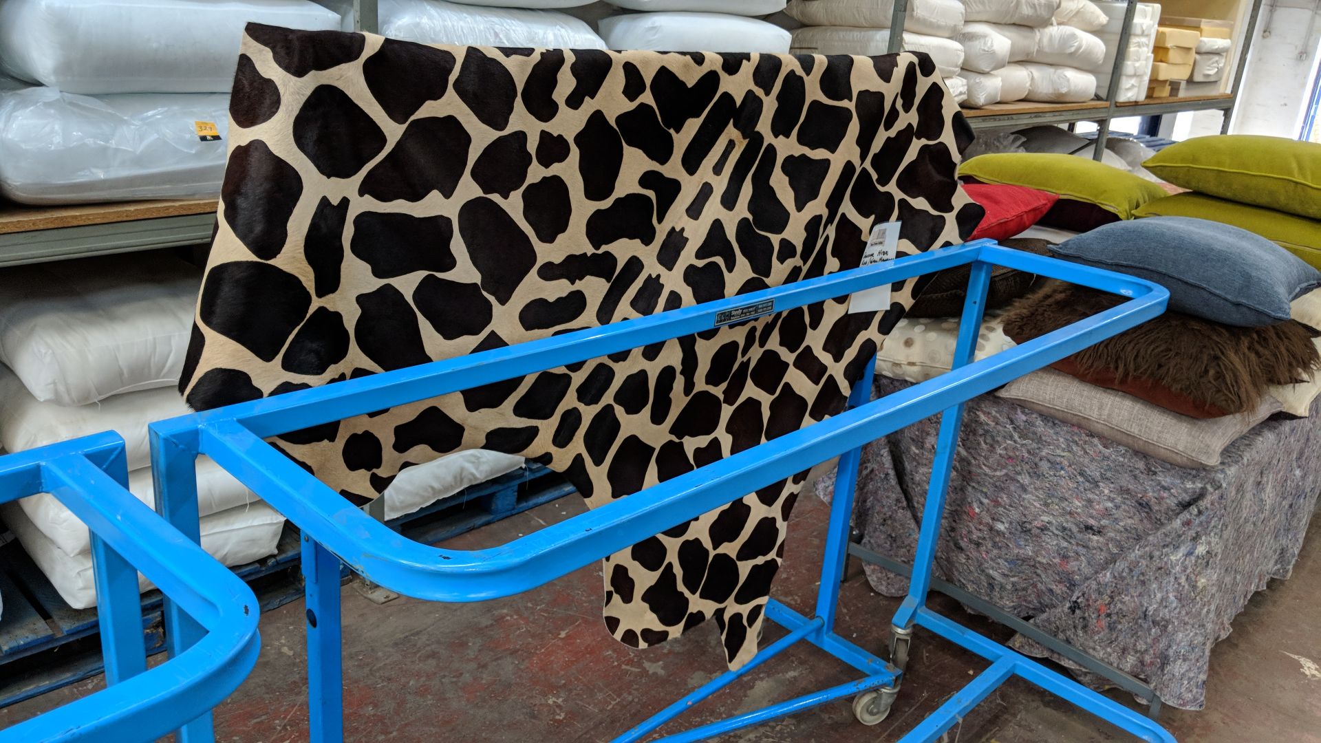 Genuine hide in giraffe design IMPORTANT: Please remember goods successfully bid upon must be paid - Image 3 of 3