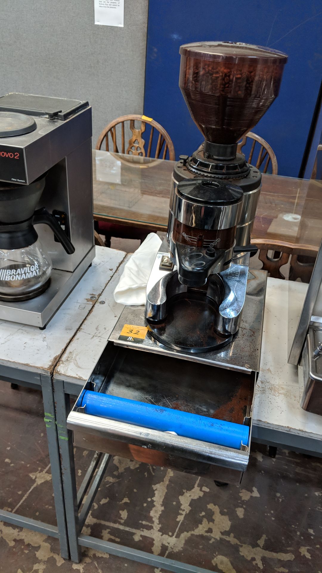 Heavy-duty commercial coffee grinder plus stainless steel knock box upon which it is situatedLots 20 - Image 3 of 5