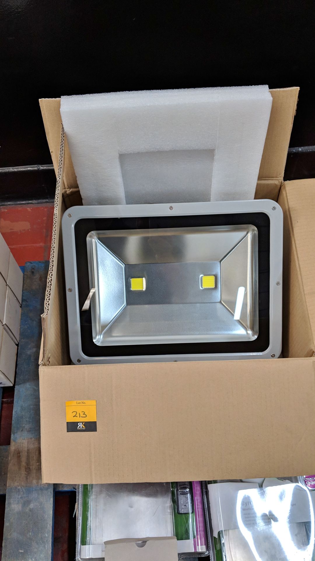 100W LED floodlight The vast majority of products in this auction appear new, complete and unused.