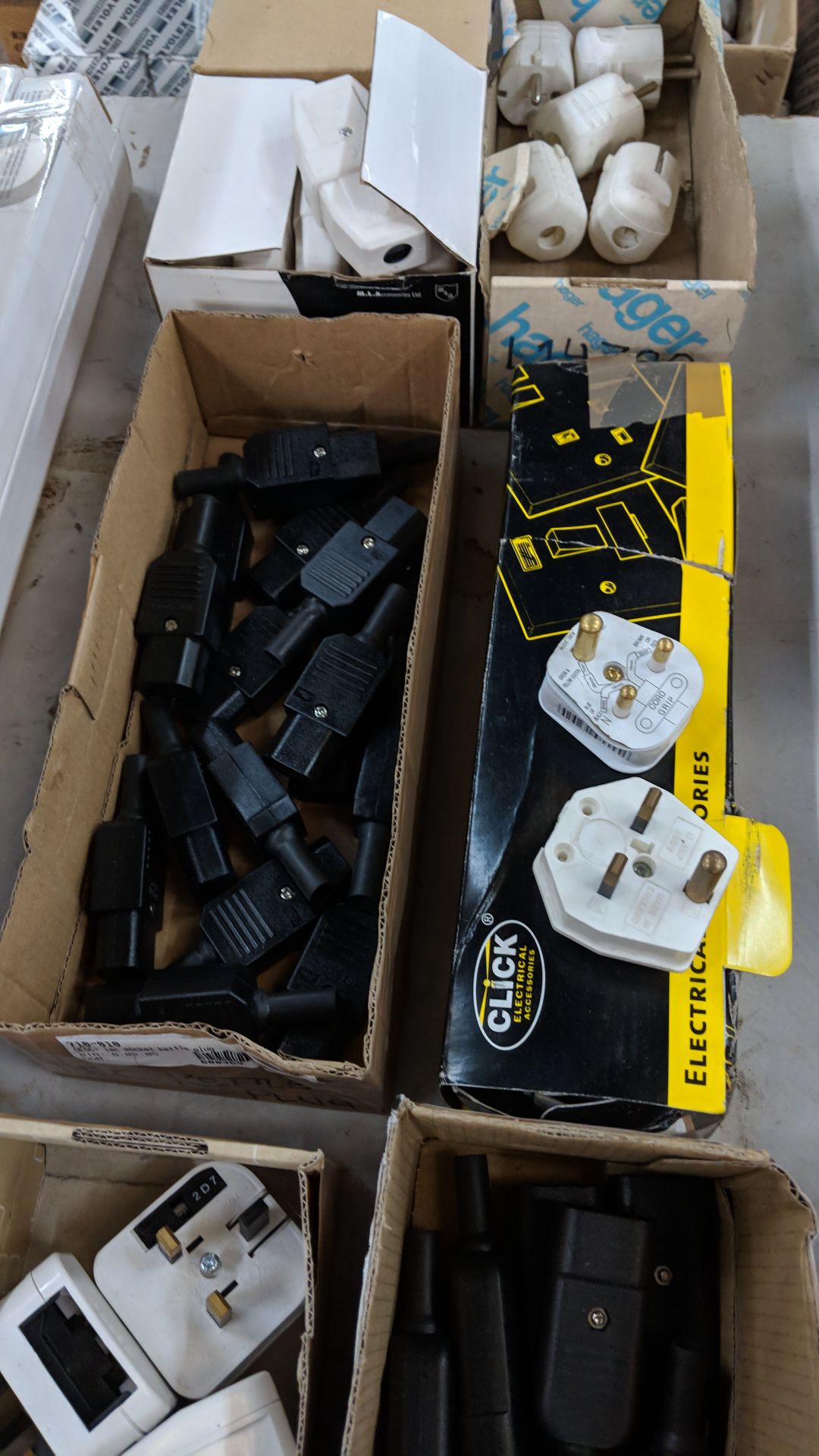 8 boxes of assorted trailing sockets, plugs and other related items The vast majority of products in - Image 4 of 5