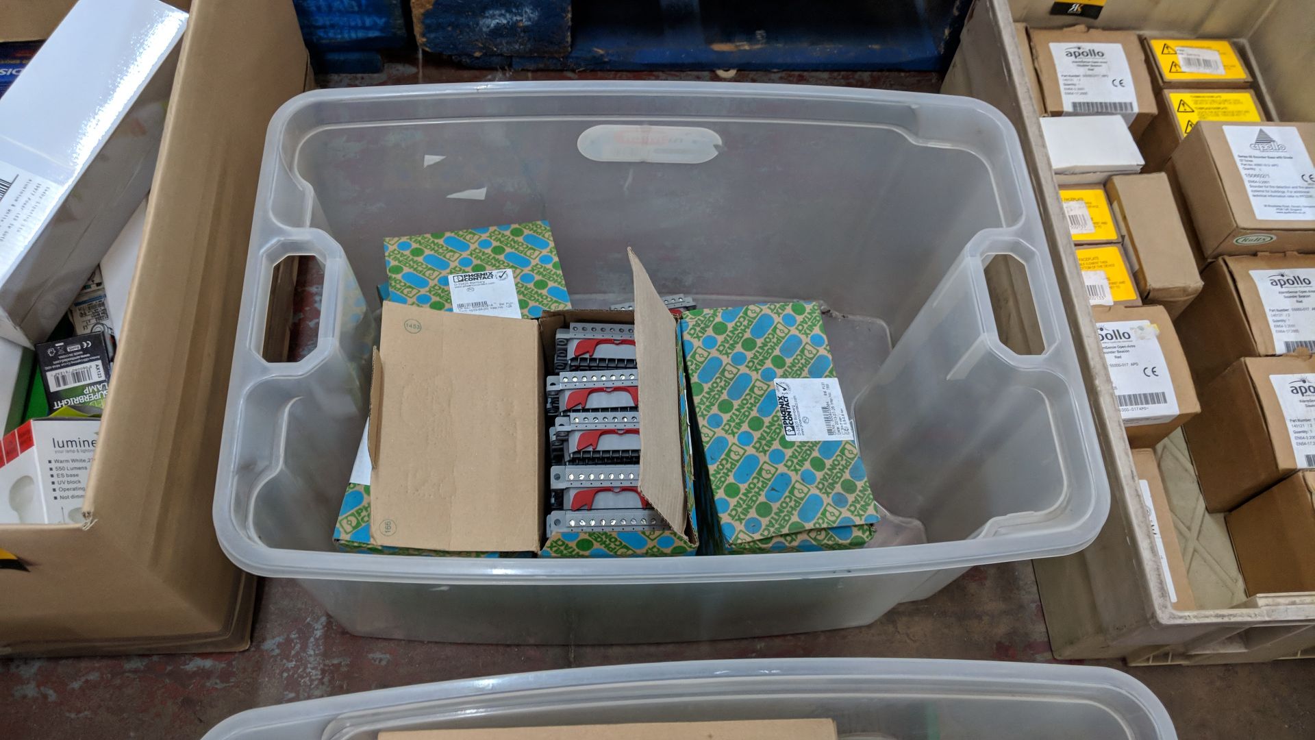 Contents of 2 crates of assorted electrical connectors - crates excluded The vast majority of - Image 4 of 5