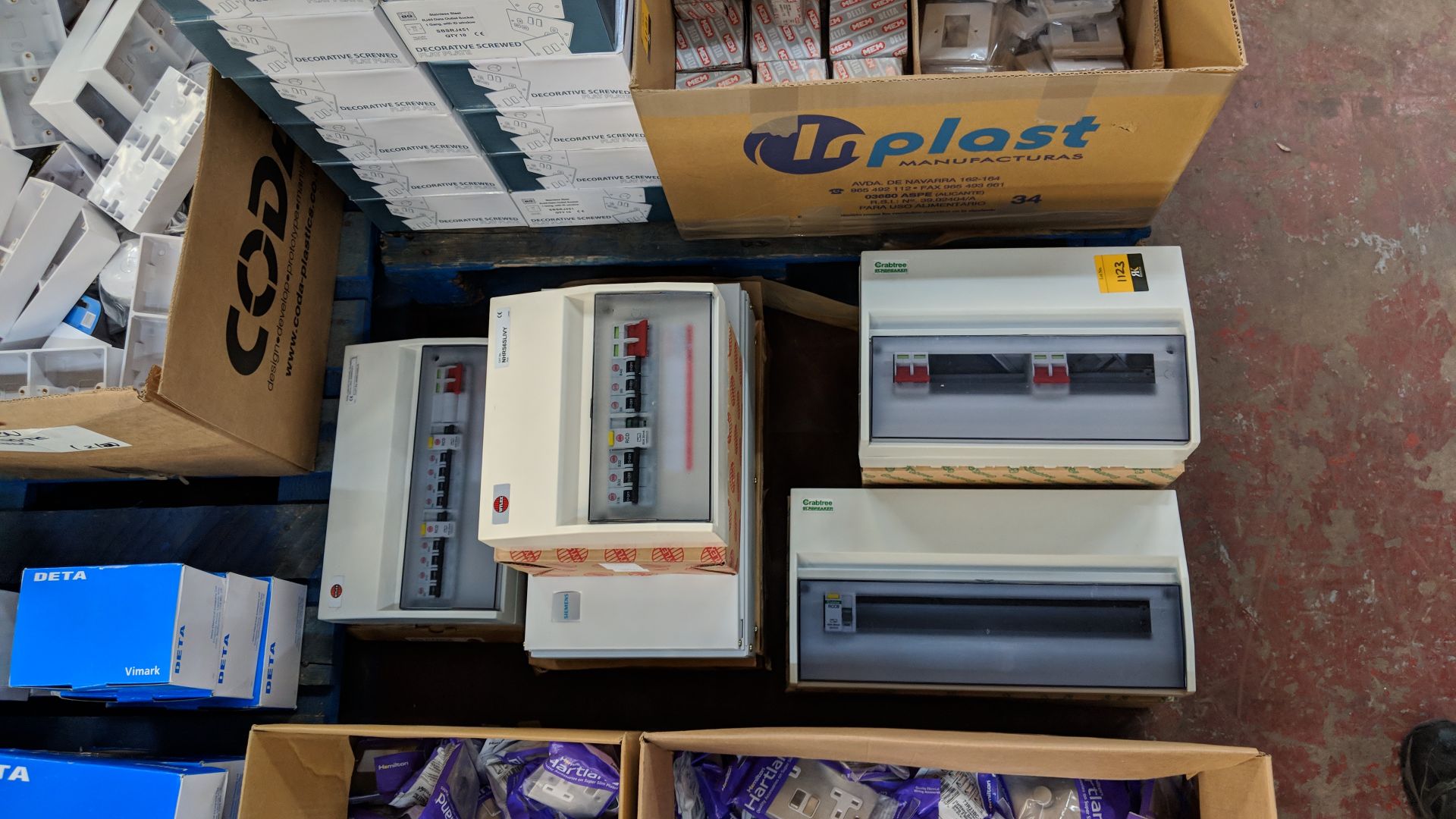 6 off assorted Crabtree, Siemens and Wylex consumer units The vast majority of products in this - Bild 7 aus 7