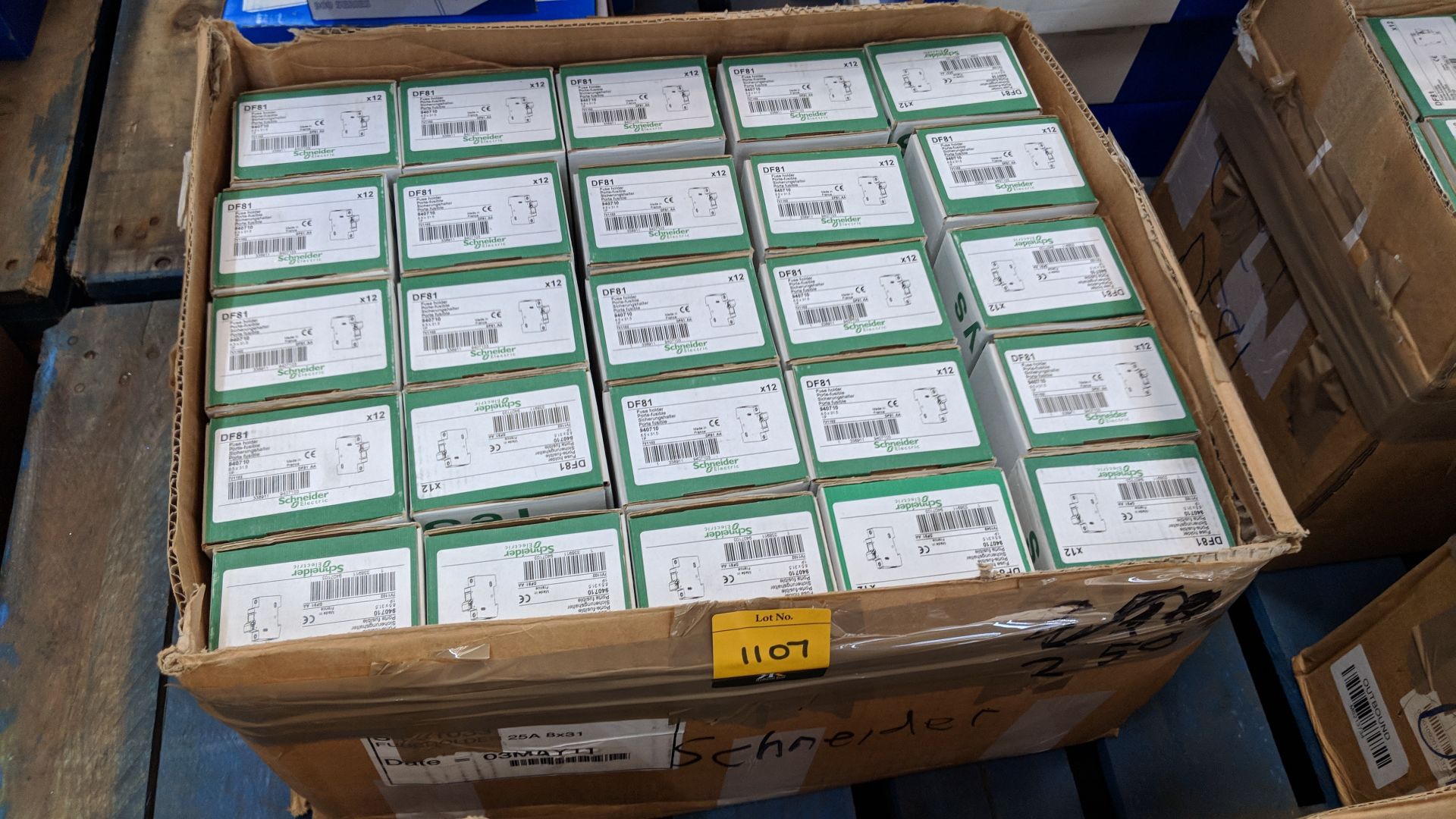 Approx. 300 off Schneider Electric fuse holders The vast majority of products in this auction appear