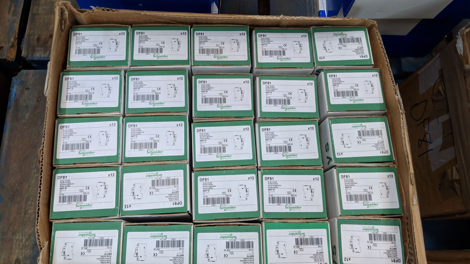 Approx. 300 off Schneider Electric fuse holders The vast majority of products in this auction appear - Image 2 of 3