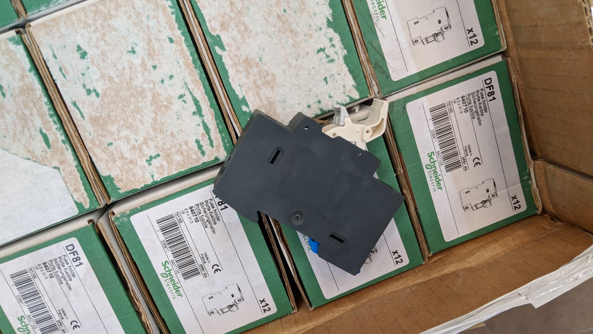 Approx. 180 off Schneider Electric fuse holders The vast majority of products in this auction appear - Image 4 of 4