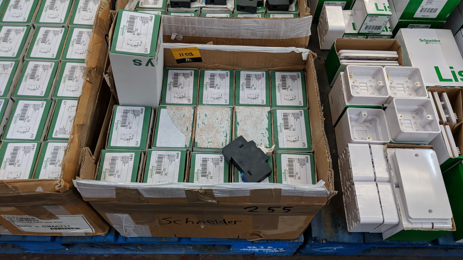 Approx. 180 off Schneider Electric fuse holders The vast majority of products in this auction appear