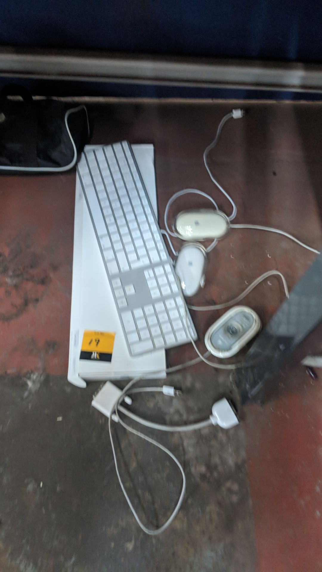 Mixed lot of Apple keyboard & mice plus display adaptor - Image 2 of 4