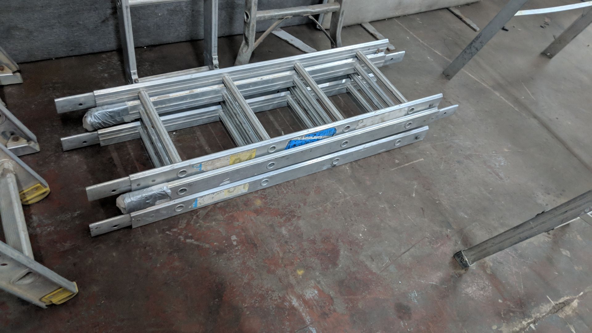 6 sections of assorted metal rung ladder - Image 3 of 6