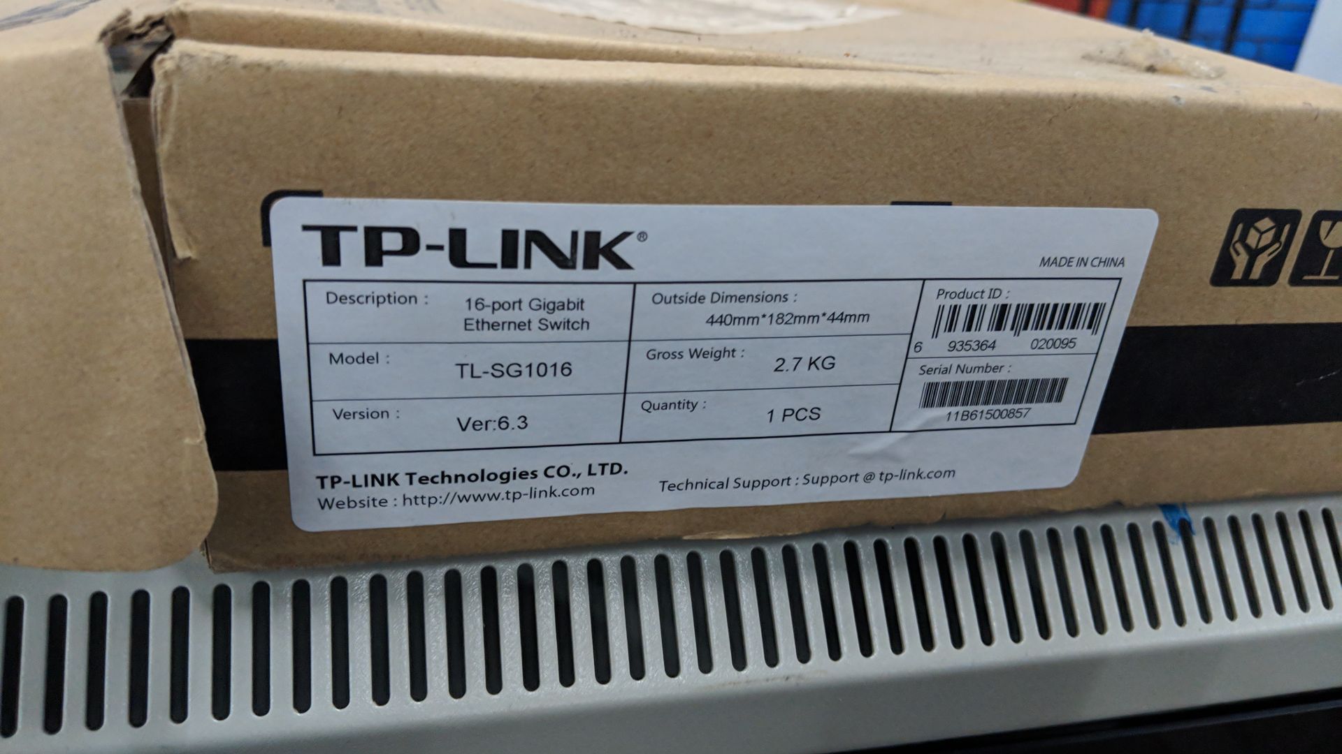 Server cabinet including TP-Link 16-port gigabit ethernet switch model TL-SG1016 - Image 2 of 9