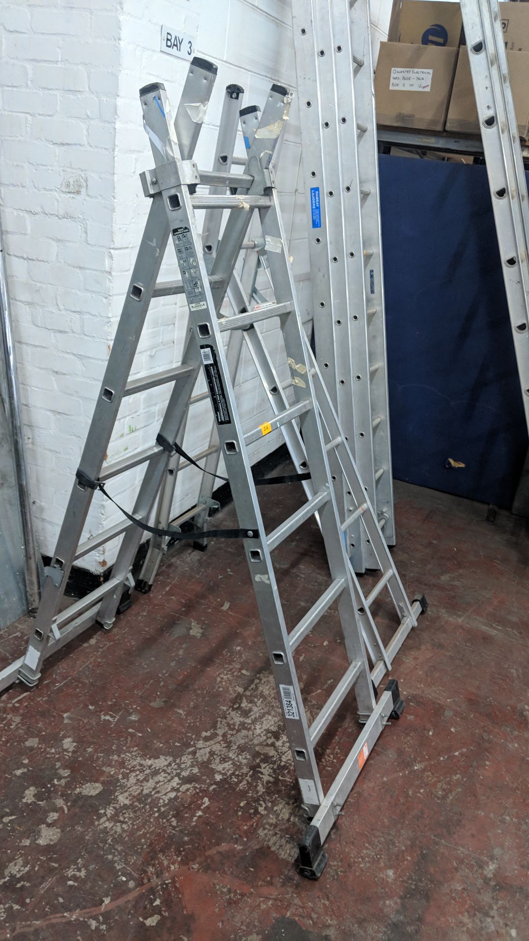 Wickes Professional 5-way combination ladder system including stabilizer bar at each end - Image 3 of 5