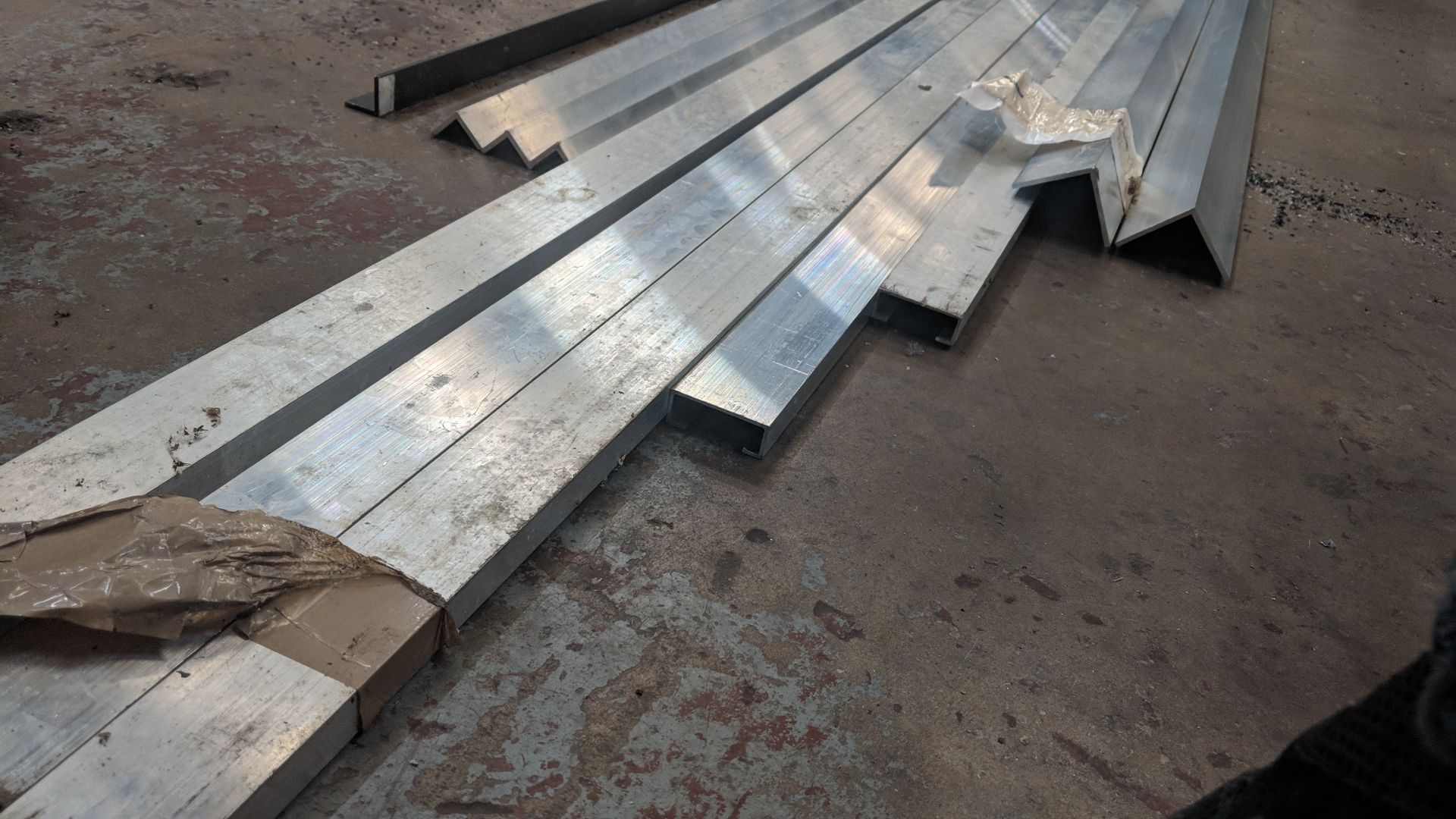 Quantity of aluminium channel, edging strip, square tube, etc. - Image 5 of 10