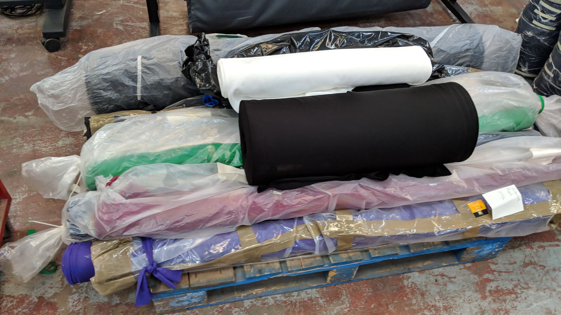 Contents of a pallet of assorted knitted/jersey fabrics - pallet excluded - Image 2 of 4