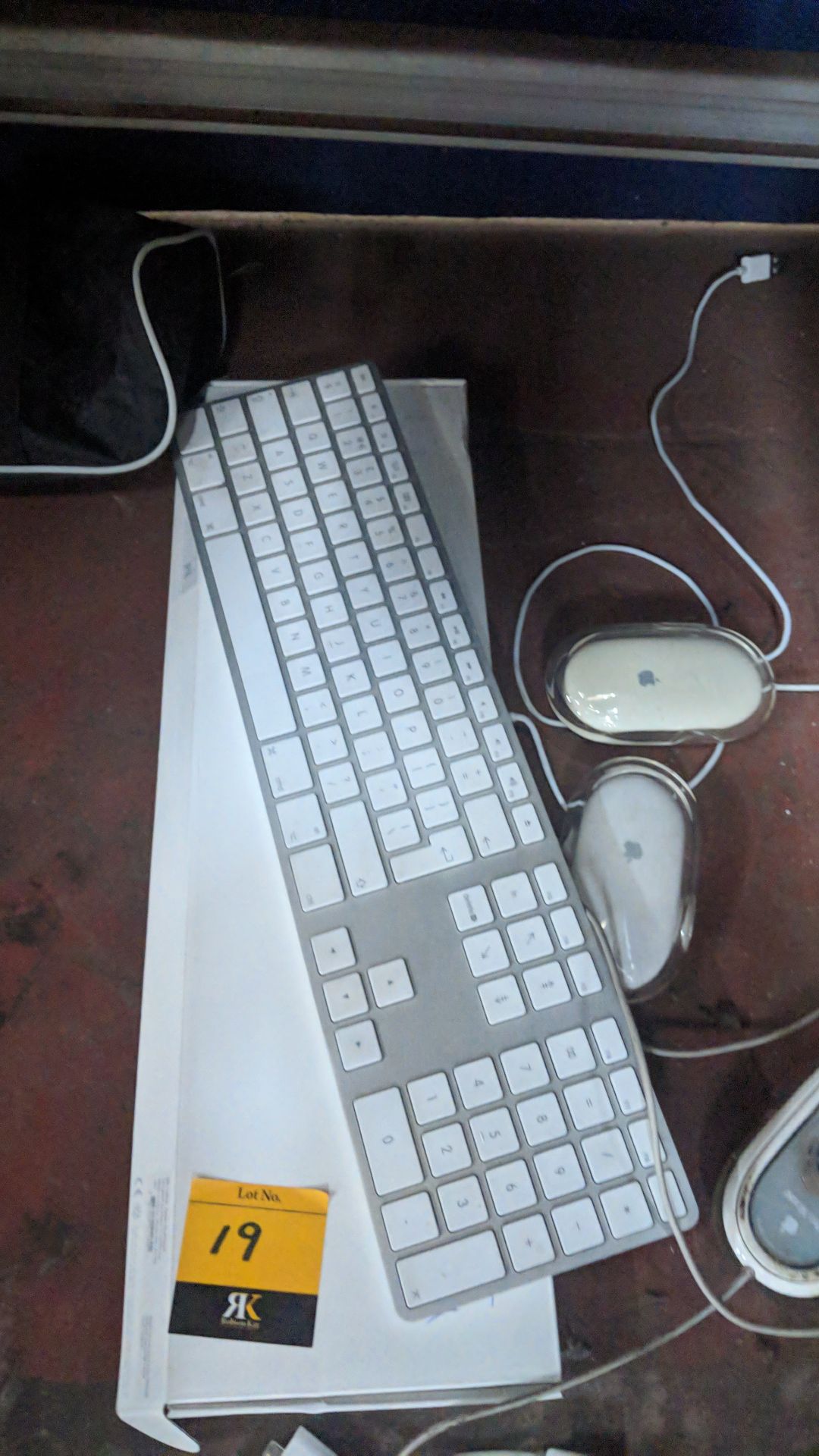 Mixed lot of Apple keyboard & mice plus display adaptor - Image 4 of 4