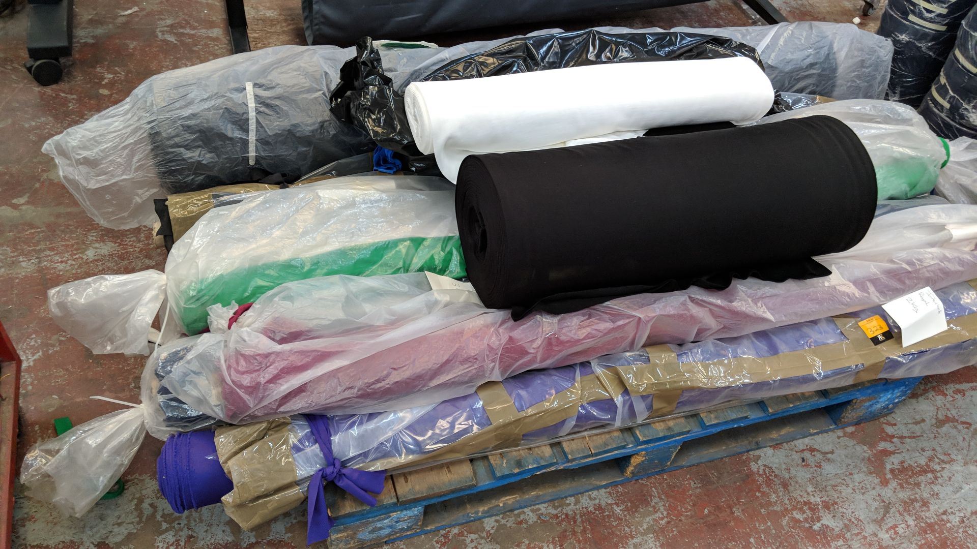 Contents of a pallet of assorted knitted/jersey fabrics - pallet excluded