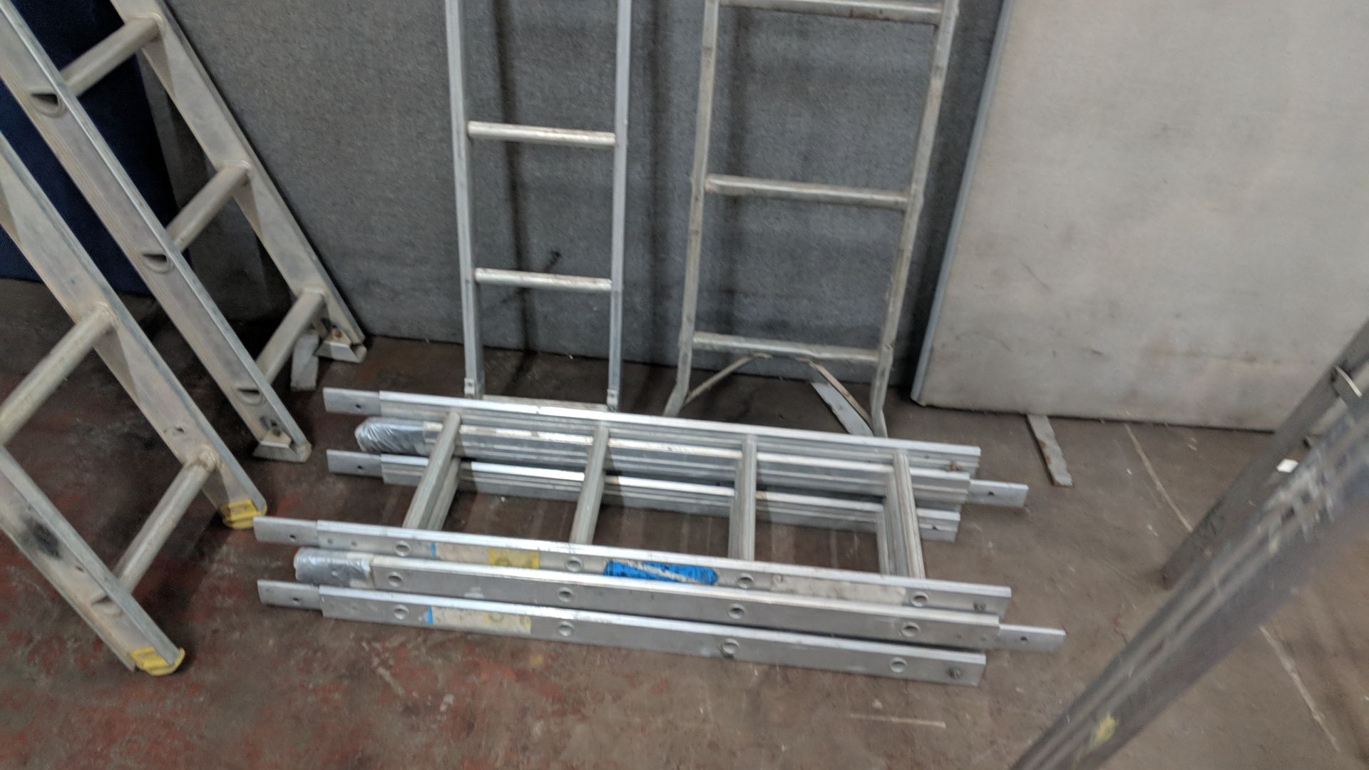 6 sections of assorted metal rung ladder - Image 6 of 6