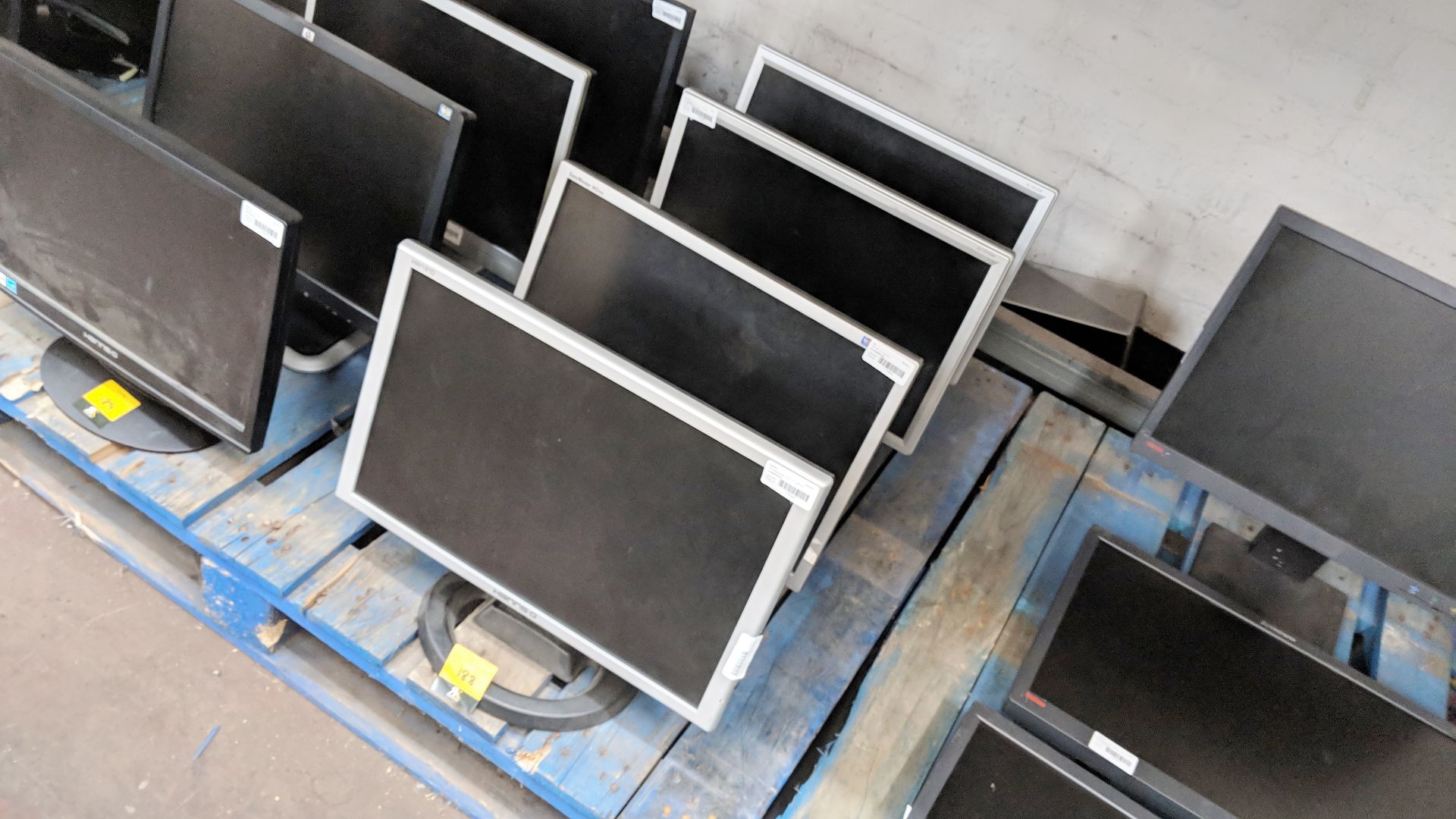 4 off assorted silver surround 19" widescreen LCD monitors IMPORTANT: Please remember goods