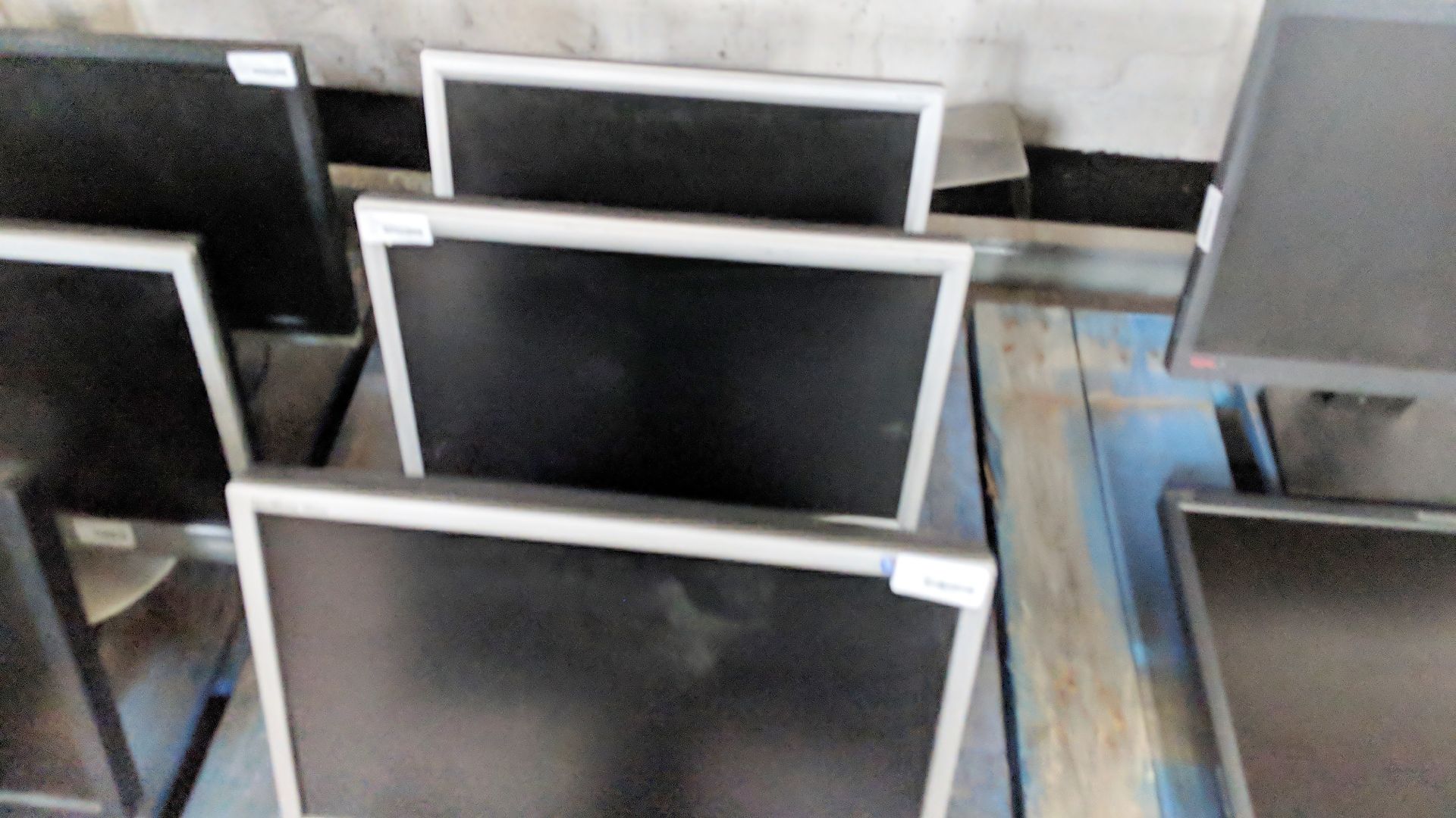 4 off assorted silver surround 19" widescreen LCD monitors IMPORTANT: Please remember goods - Image 4 of 5