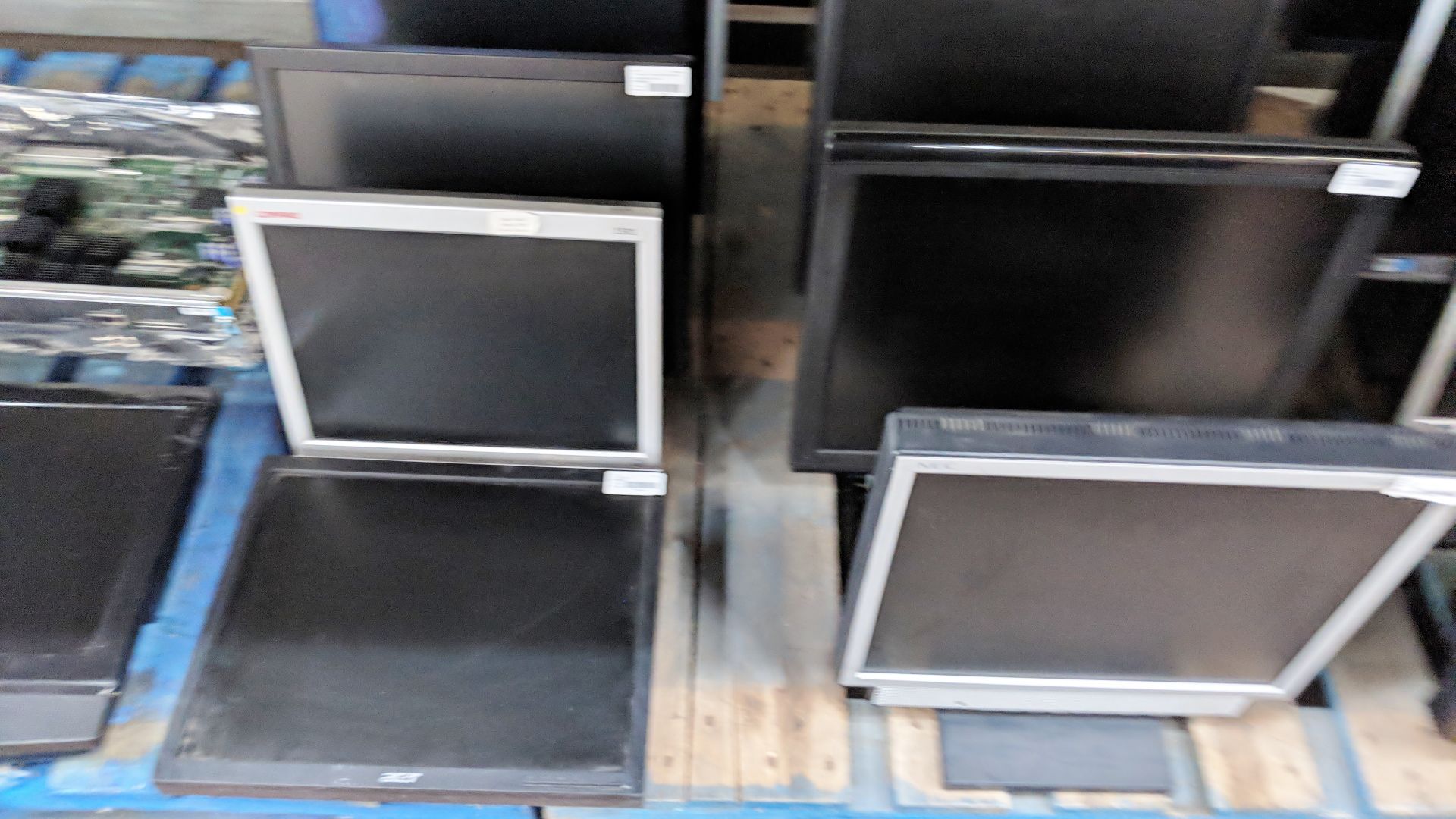 13 off assorted LCD monitors IMPORTANT: Please remember goods successfully bid upon must be paid for - Image 7 of 9