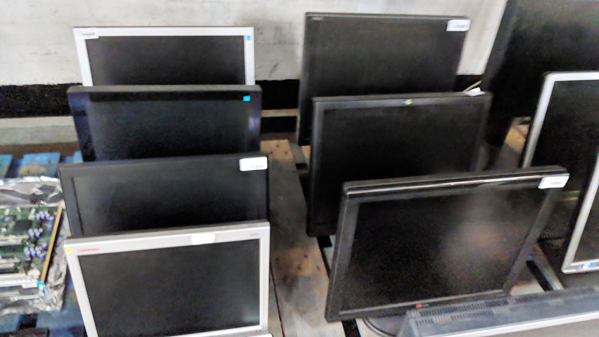 13 off assorted LCD monitors IMPORTANT: Please remember goods successfully bid upon must be paid for - Image 8 of 9