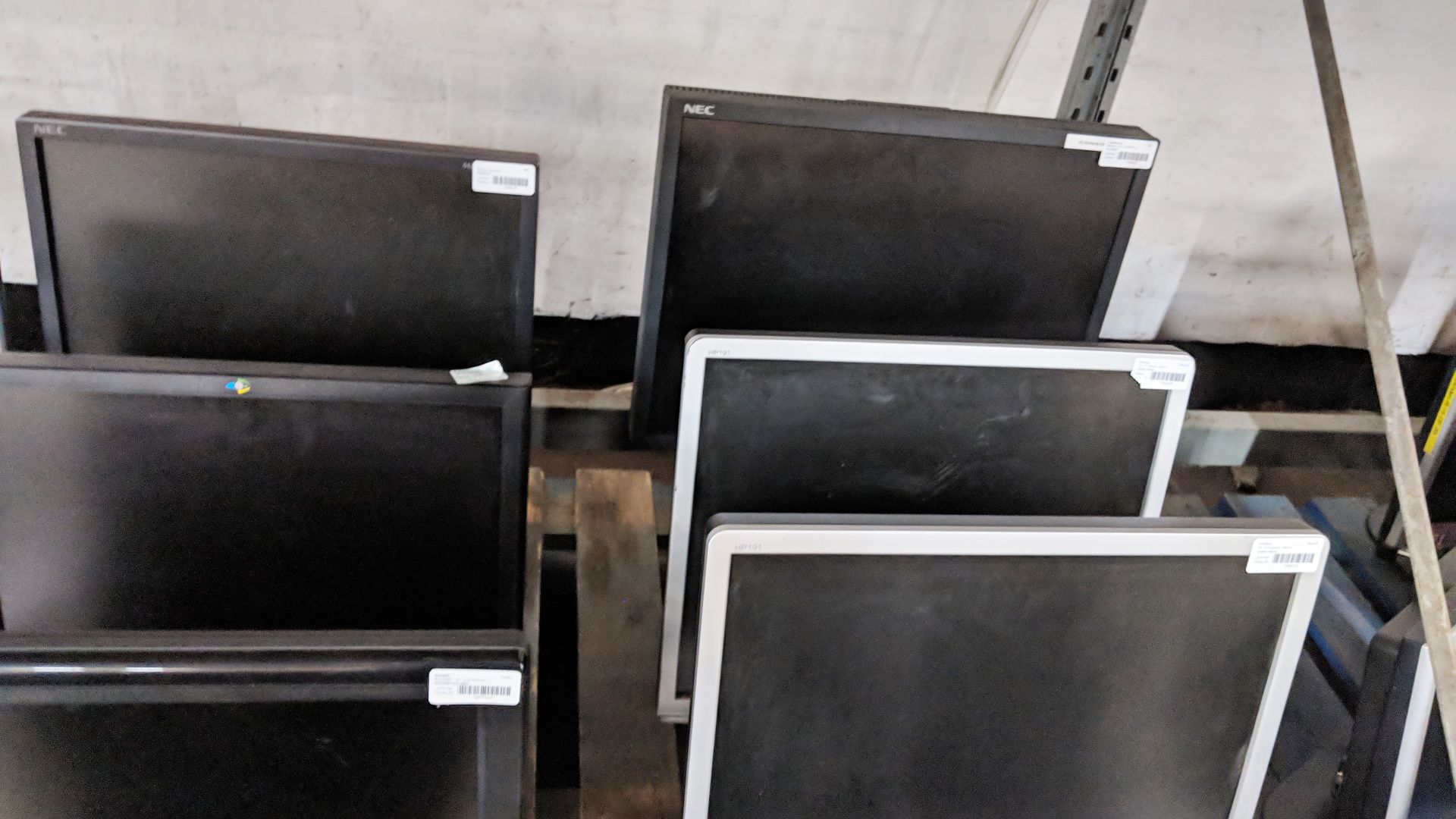 13 off assorted LCD monitors IMPORTANT: Please remember goods successfully bid upon must be paid for - Image 6 of 9