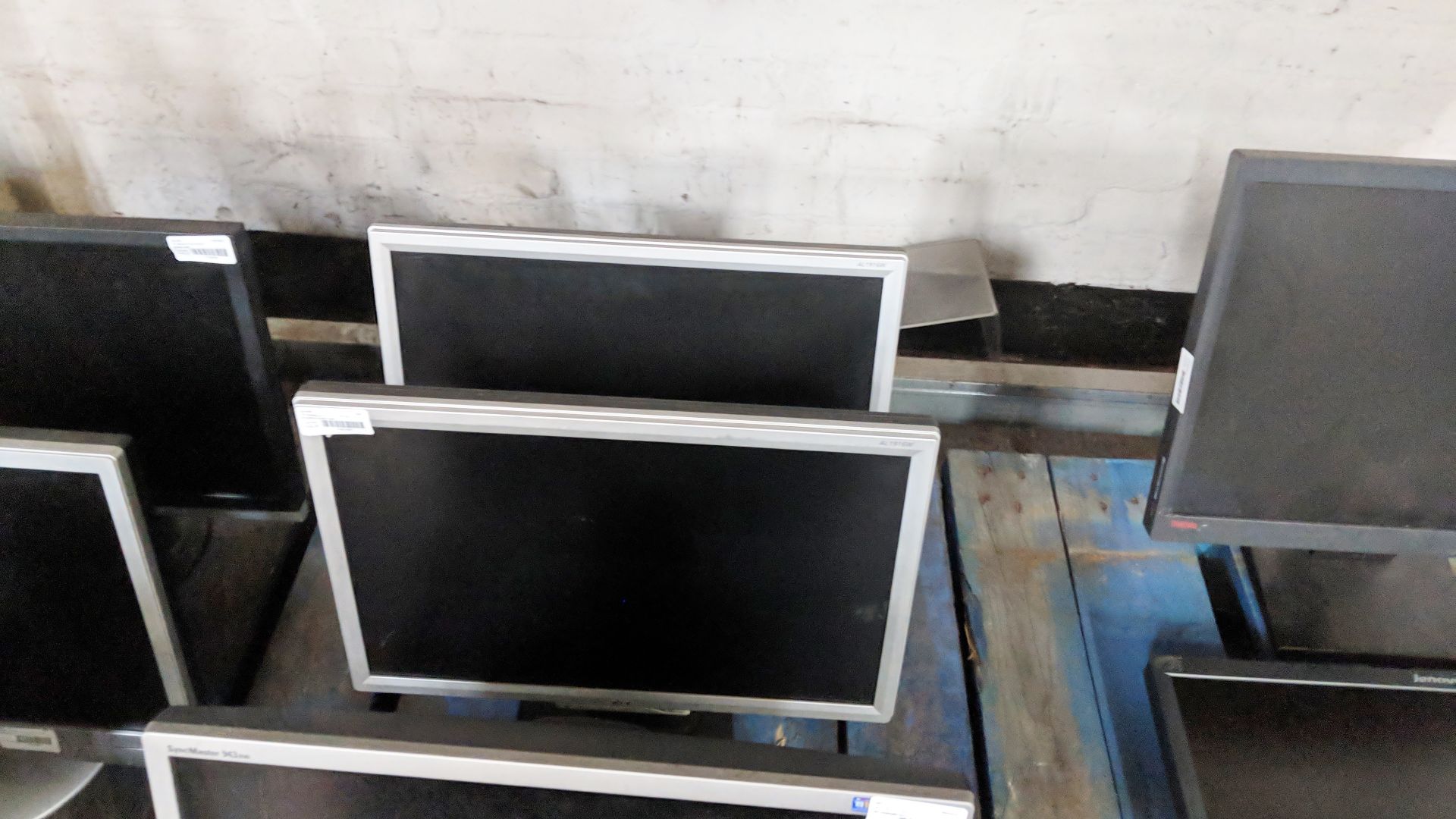 4 off assorted silver surround 19" widescreen LCD monitors IMPORTANT: Please remember goods - Image 5 of 5