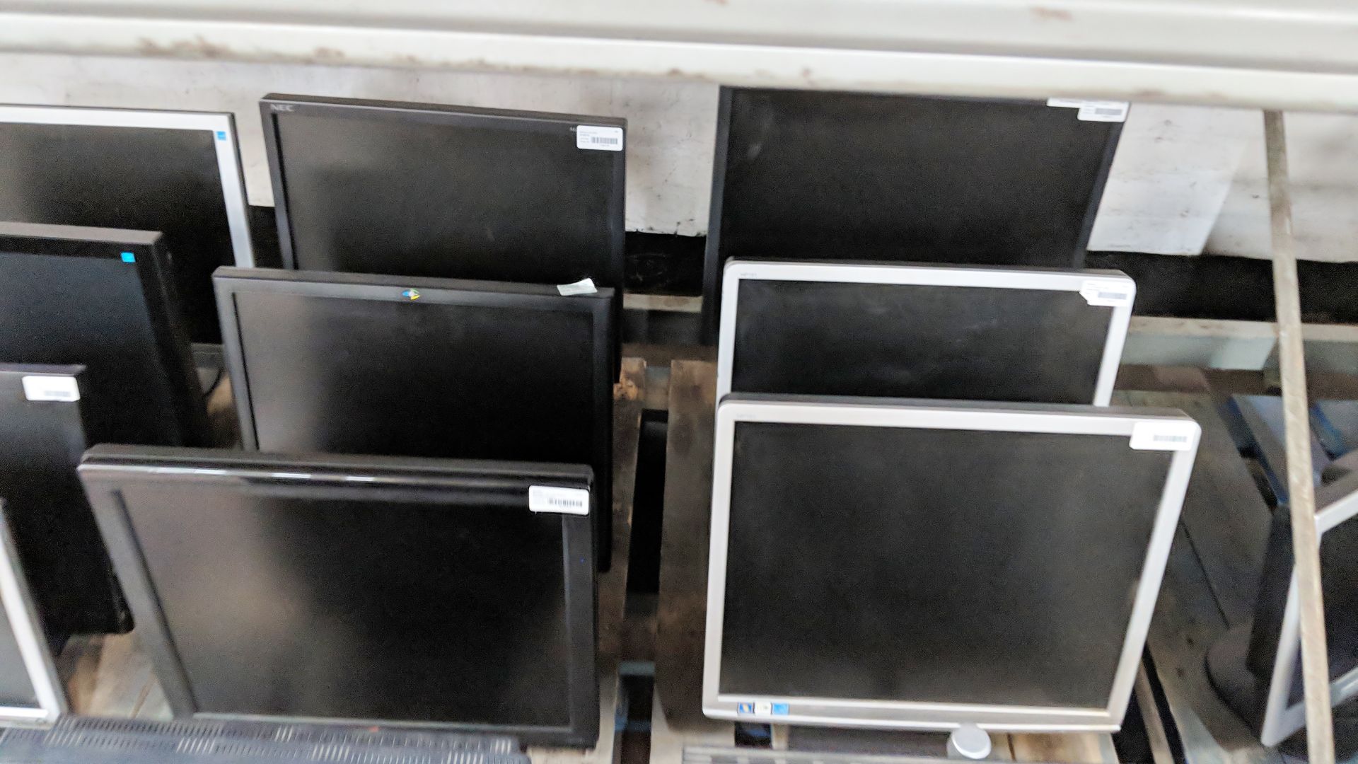 13 off assorted LCD monitors IMPORTANT: Please remember goods successfully bid upon must be paid for - Image 4 of 9