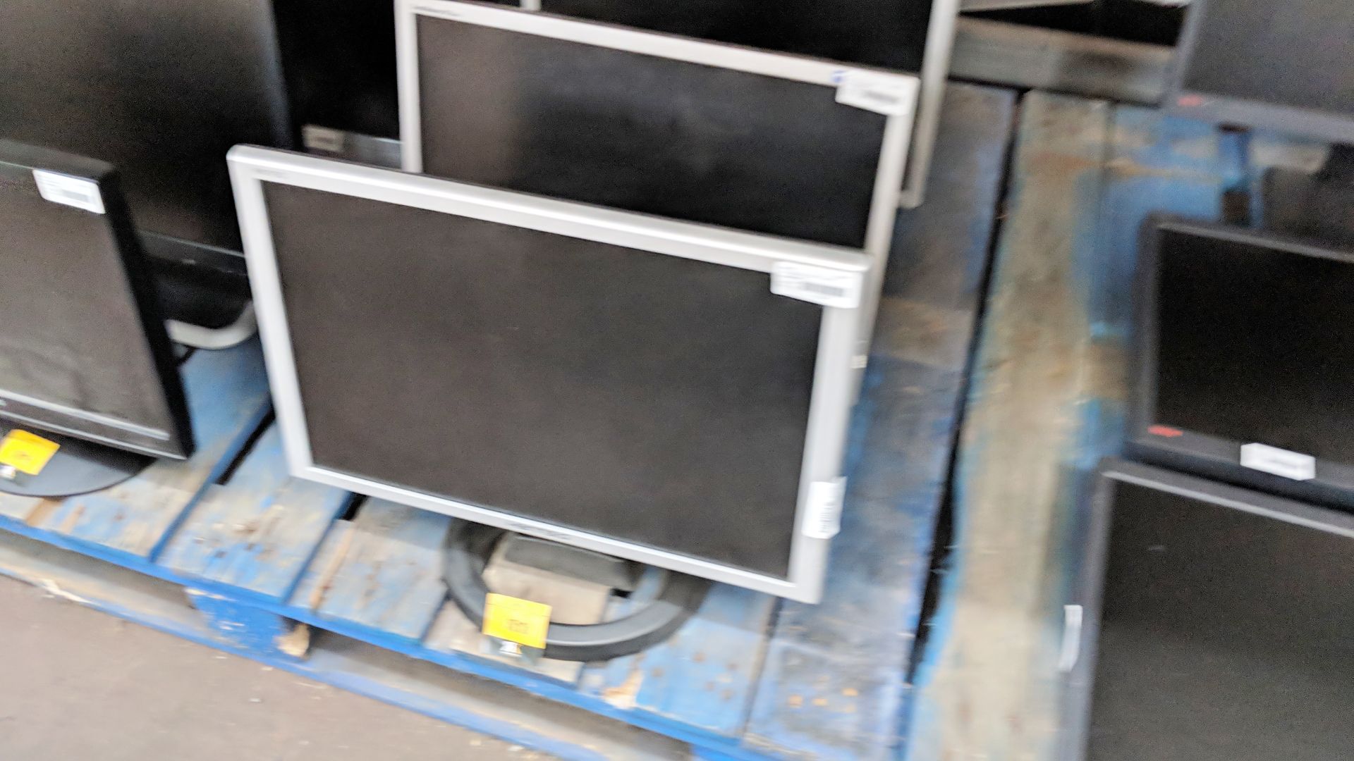 4 off assorted silver surround 19" widescreen LCD monitors IMPORTANT: Please remember goods - Image 2 of 5