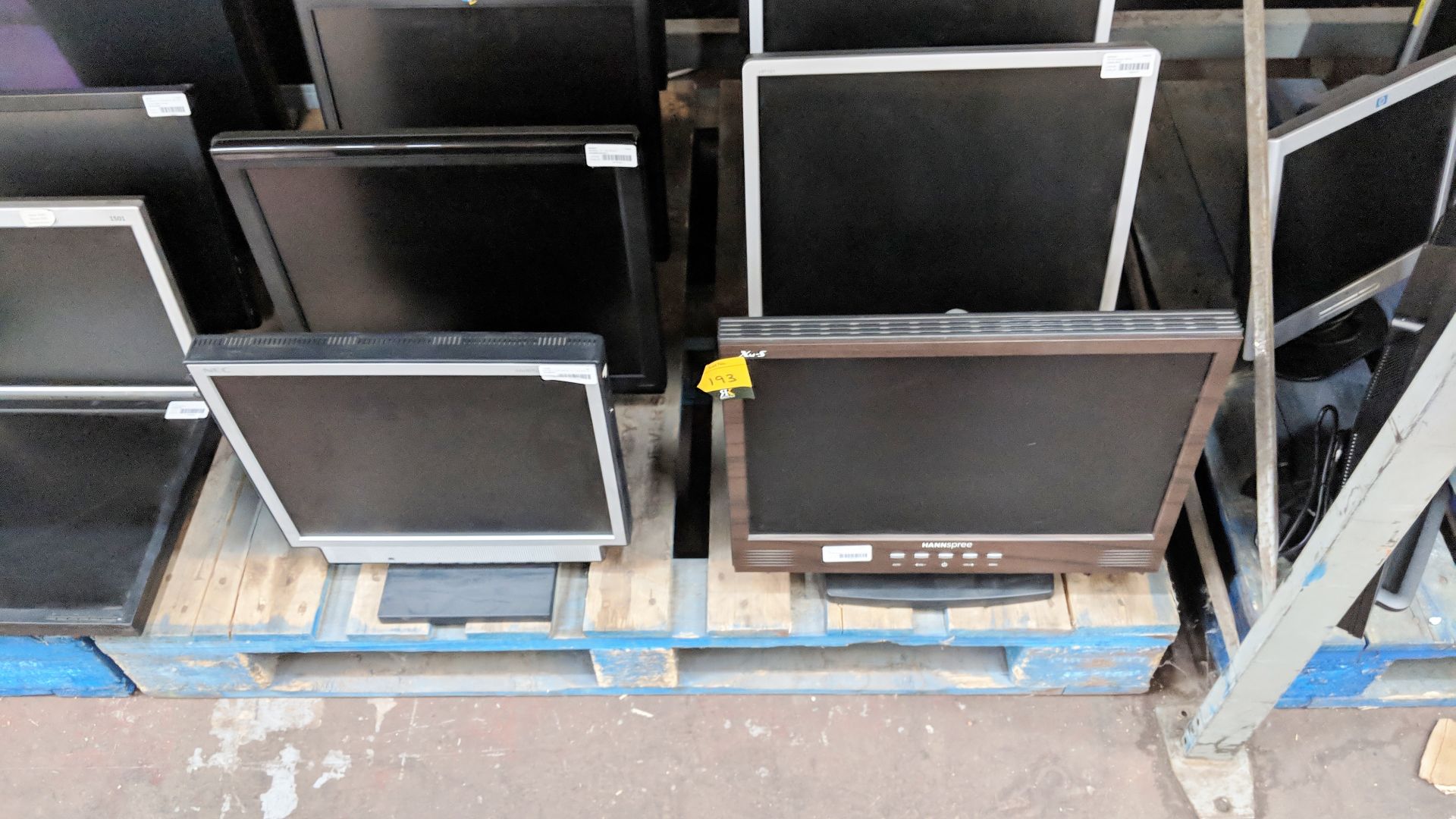 13 off assorted LCD monitors IMPORTANT: Please remember goods successfully bid upon must be paid for - Image 2 of 9