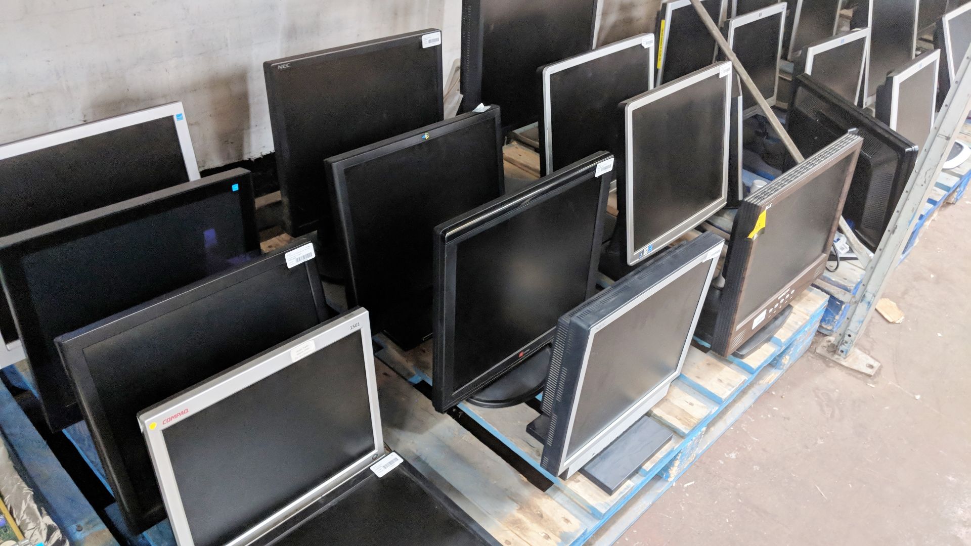 13 off assorted LCD monitors IMPORTANT: Please remember goods successfully bid upon must be paid for - Image 9 of 9