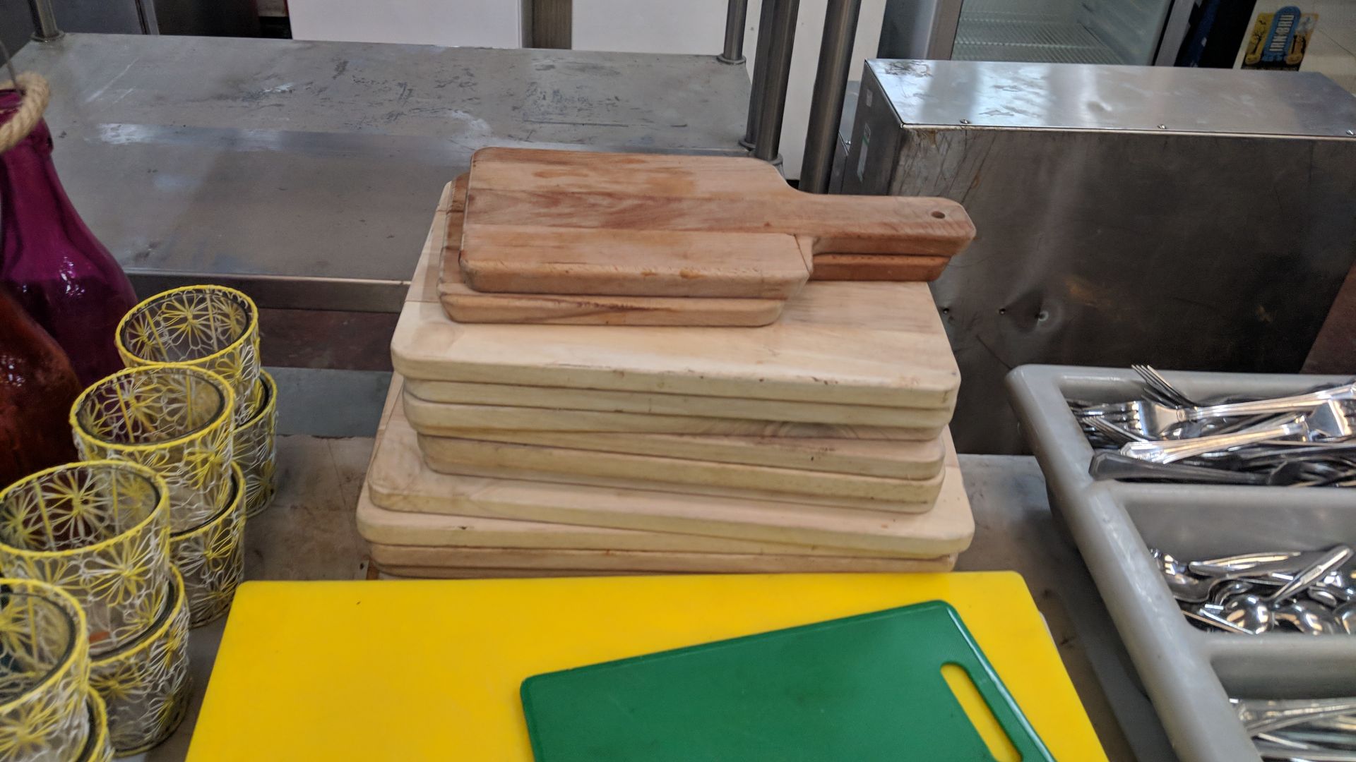 2 stacks of chopping boards, in plastic & wood IMPORTANT: Please remember goods successfully bid - Image 5 of 6