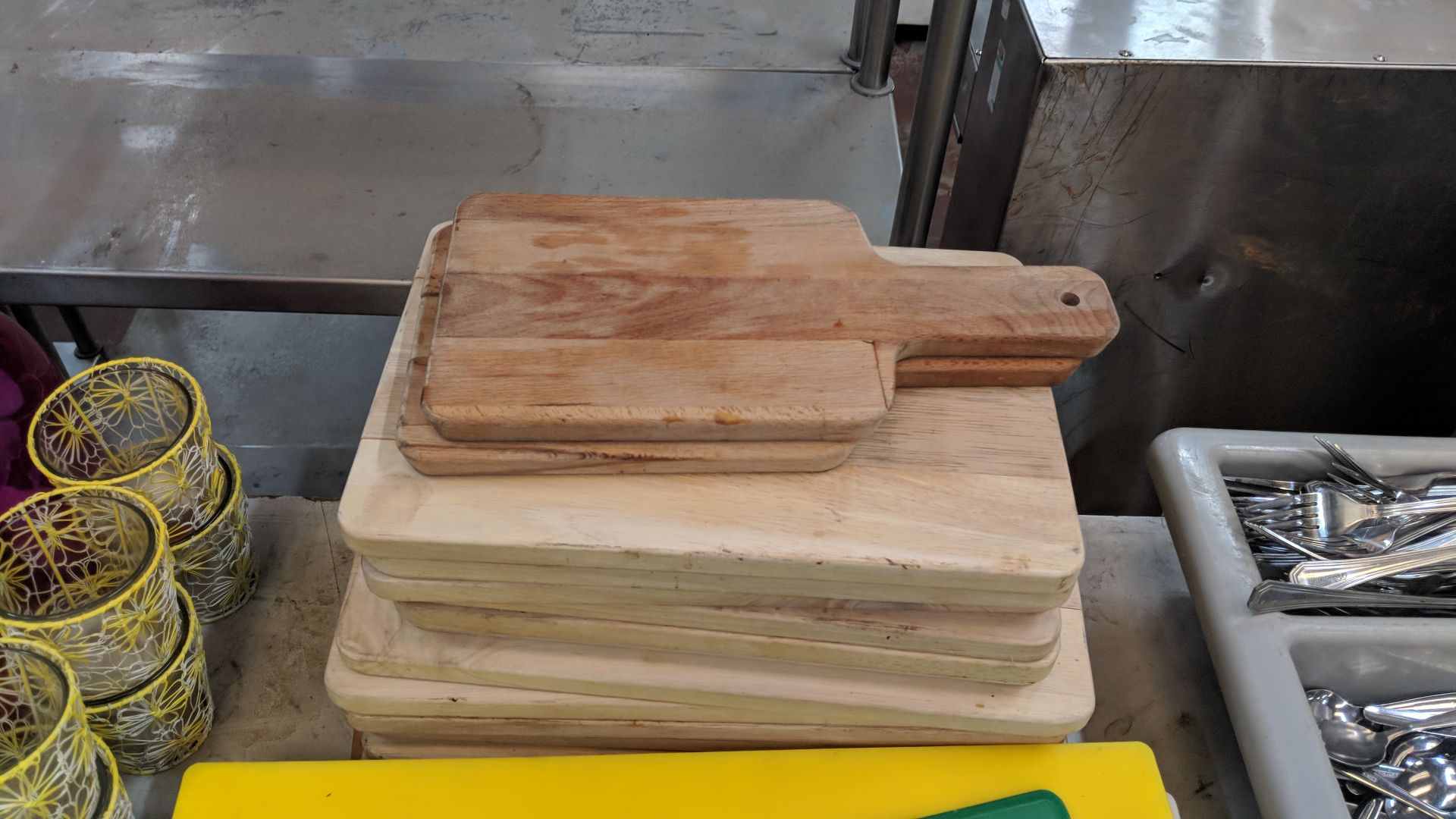 2 stacks of chopping boards, in plastic & wood IMPORTANT: Please remember goods successfully bid - Image 6 of 6