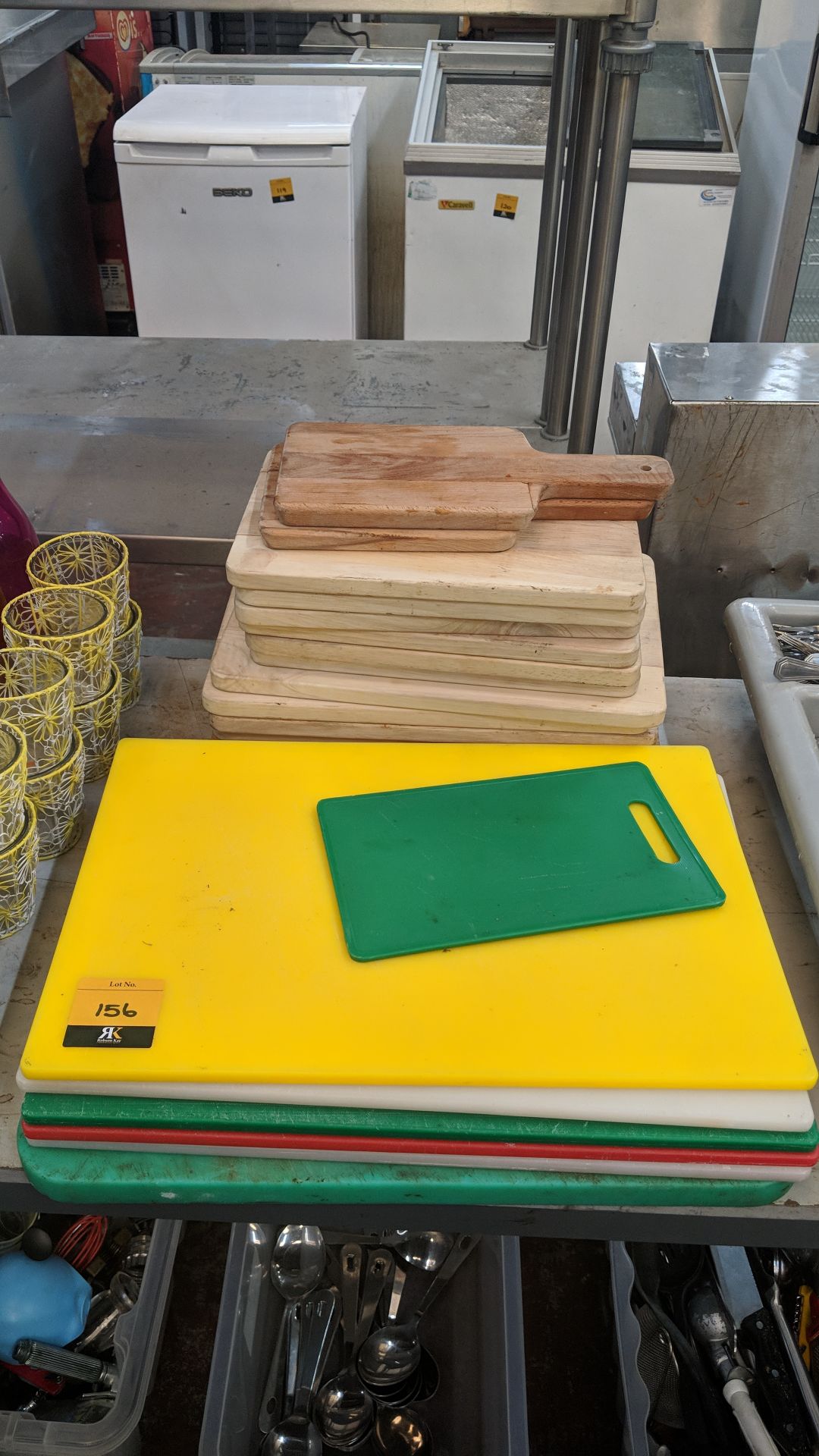 2 stacks of chopping boards, in plastic & wood IMPORTANT: Please remember goods successfully bid - Image 3 of 6