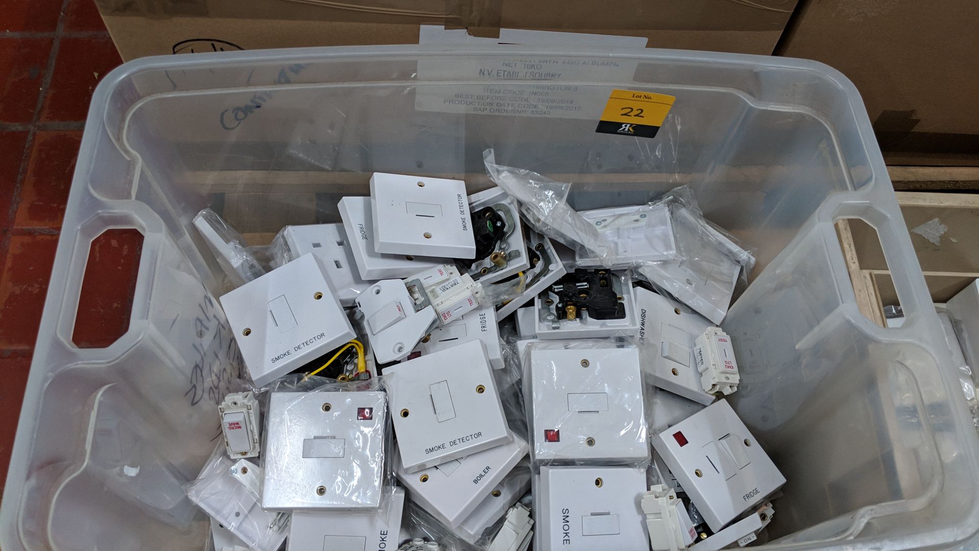 The contents of 4 crates/boxes of assorted fused switches, aerial sockets, plug sockets, pattress - Image 3 of 10