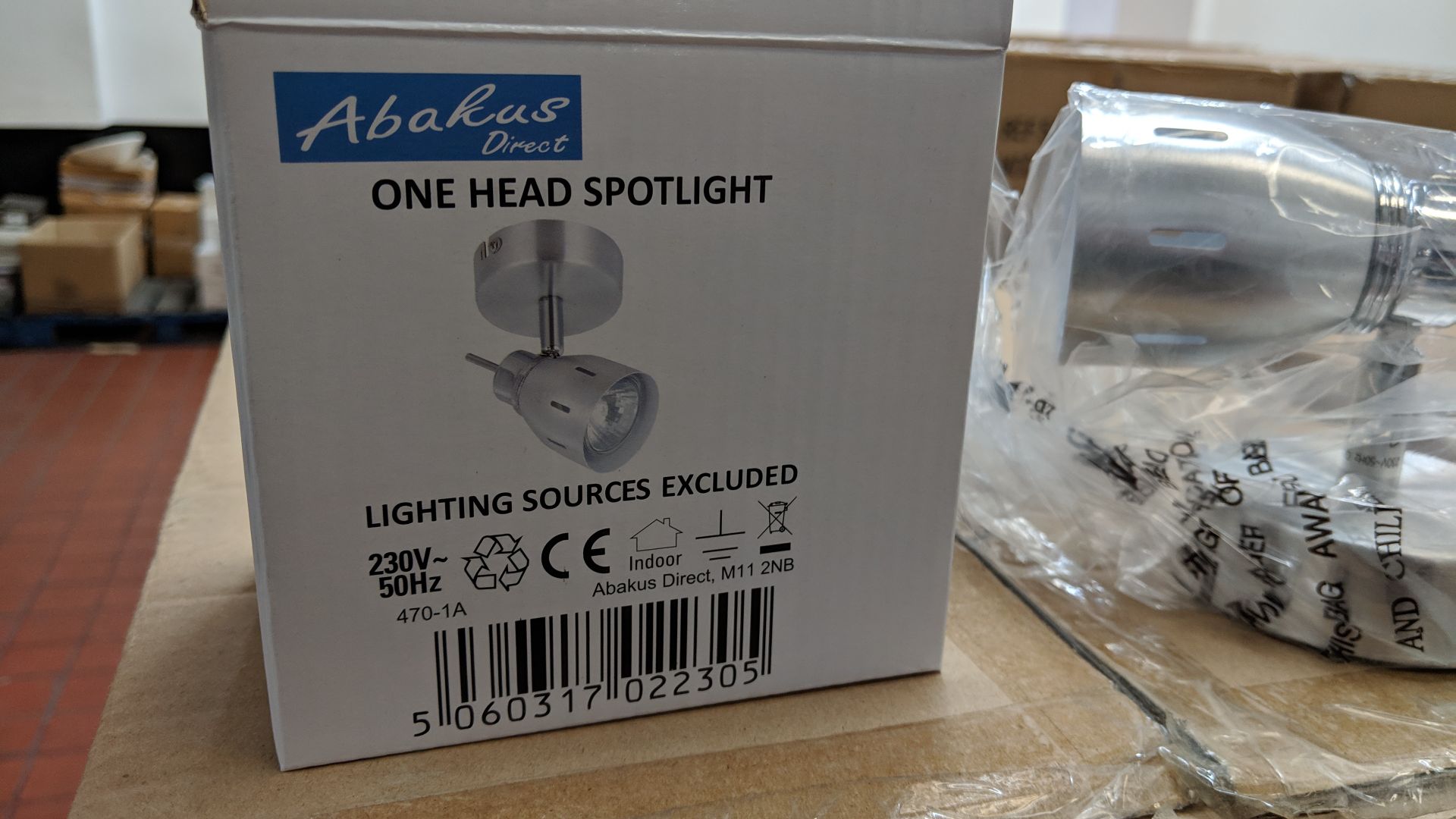 Abakus matching spot light lot comprising 6 off 4 head fittings, 6 off 3 head fittings, 10 off 2 - Image 2 of 5